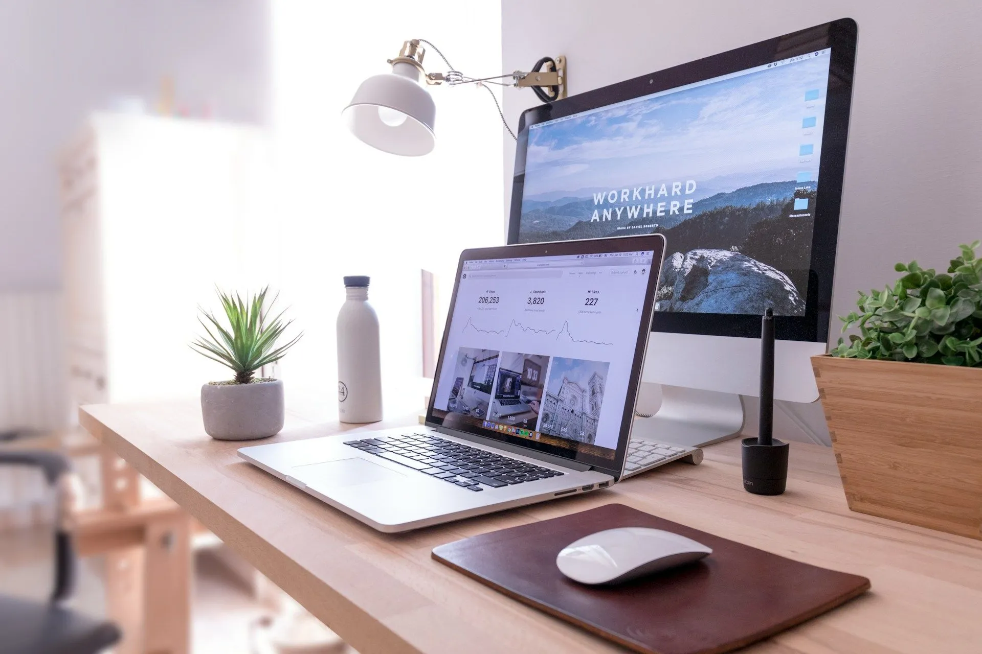 Laptop được kết nối với màn hình lớn, minh họa khả năng sử dụng TV làm màn hình máy tính