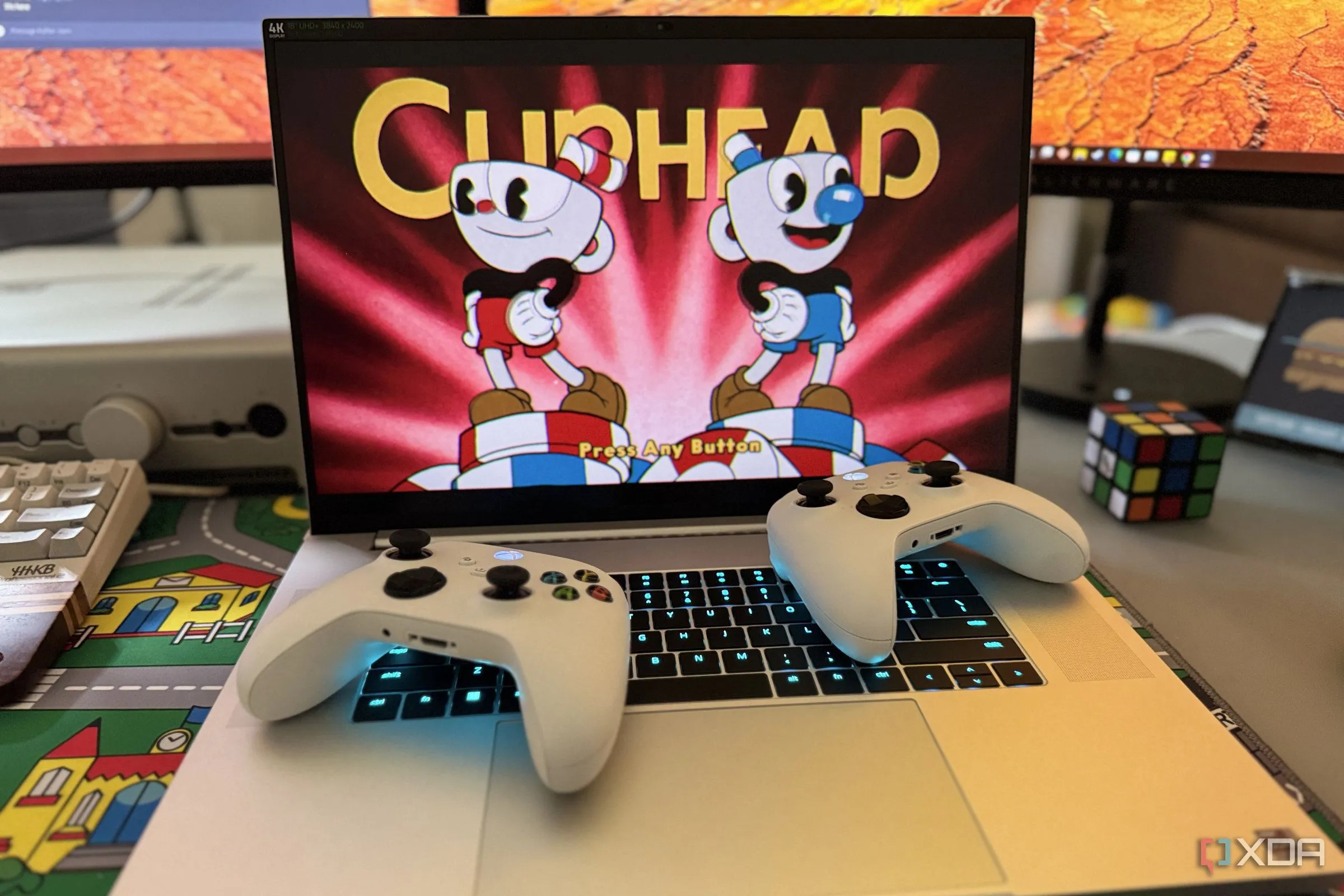 Laptop gaming Razer Blade 18 chơi Cuphead với hai bộ điều khiển Xbox
