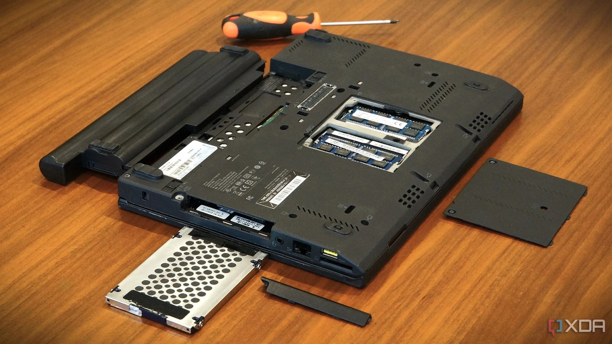 Laptop Lenovo x220 với các khoang mở rộng và pin đã tháo