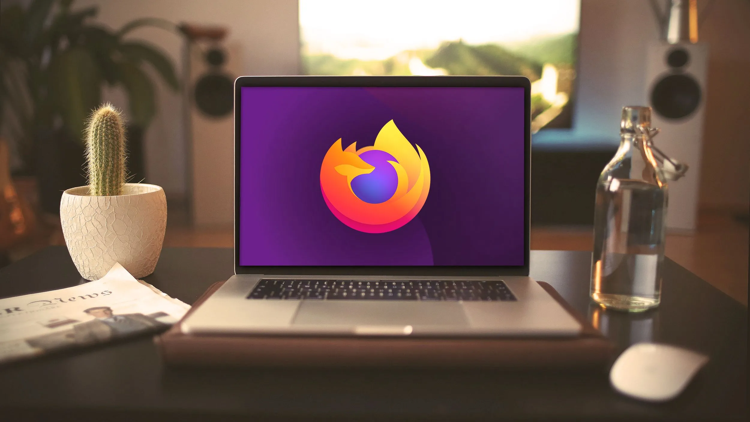 Laptop MacBook Pro hiển thị logo Mozilla Firefox trên màn hình, tượng trưng cho trình duyệt web mã nguồn mở.