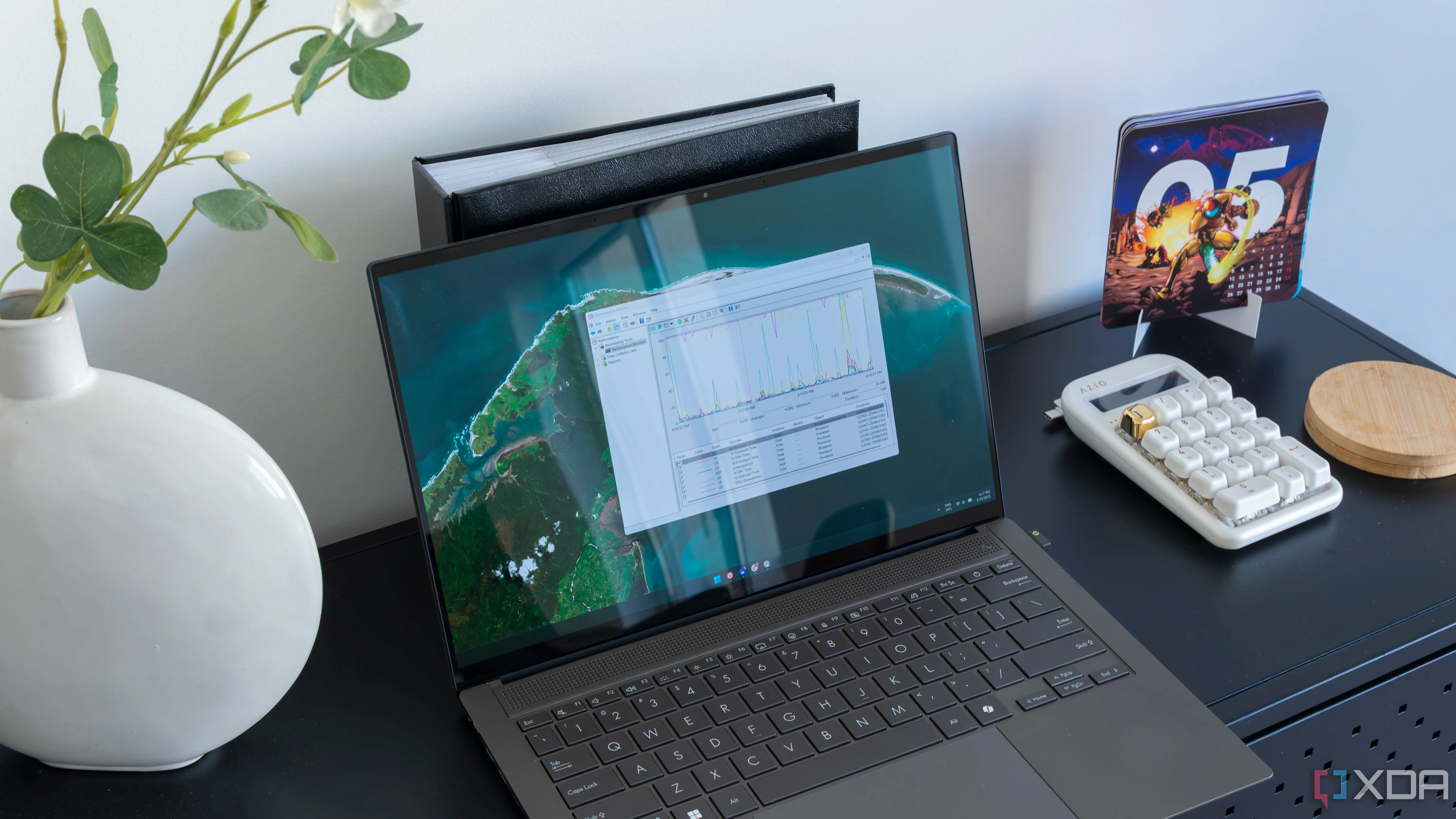 Laptop Windows 11 đang chạy Performance Monitor, minh họa cho việc kiểm tra hệ thống sau cập nhật lỗi