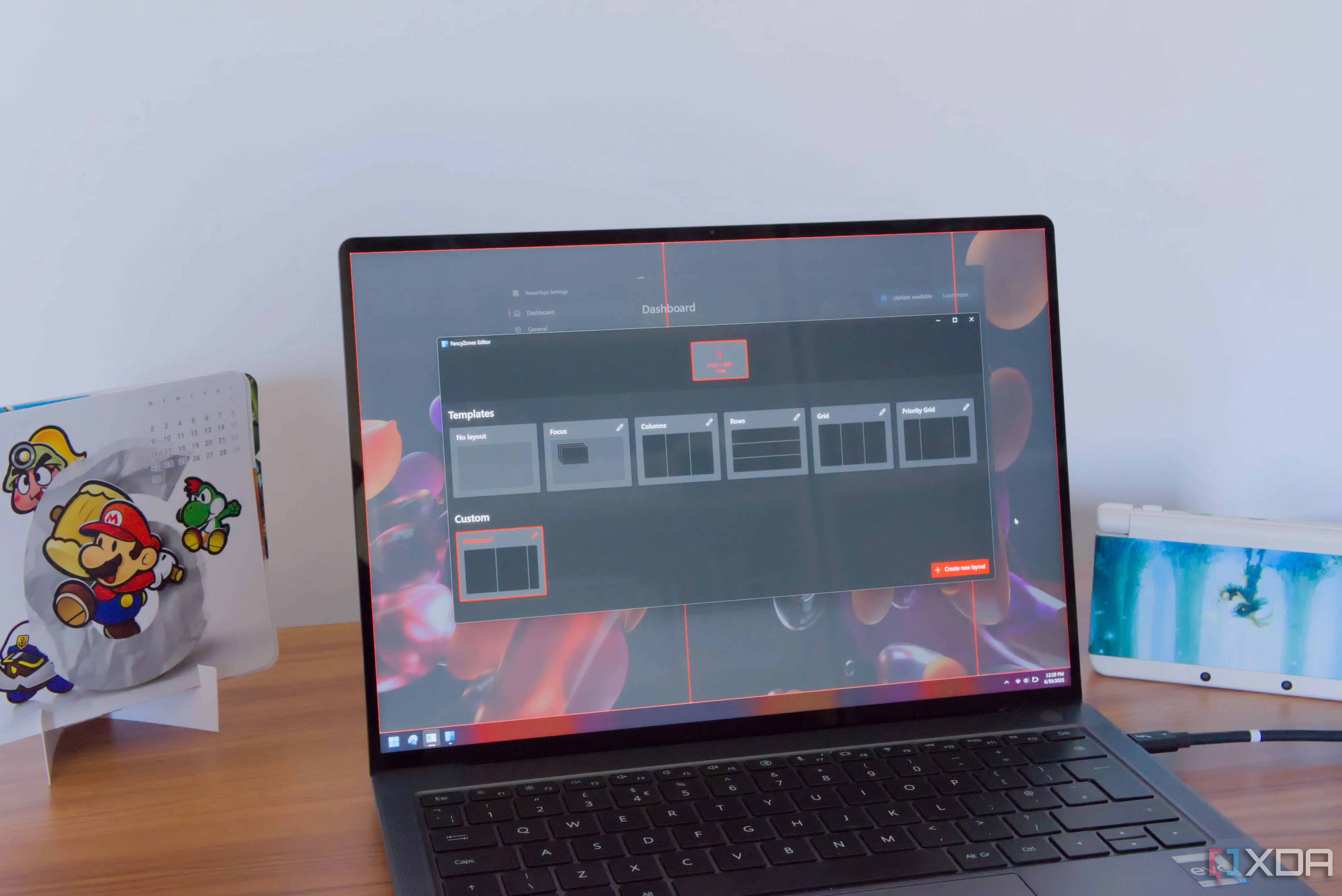 Laptop Windows 11 hiển thị các bố cục FancyZones khác nhau để sắp xếp cửa sổ trên màn hình