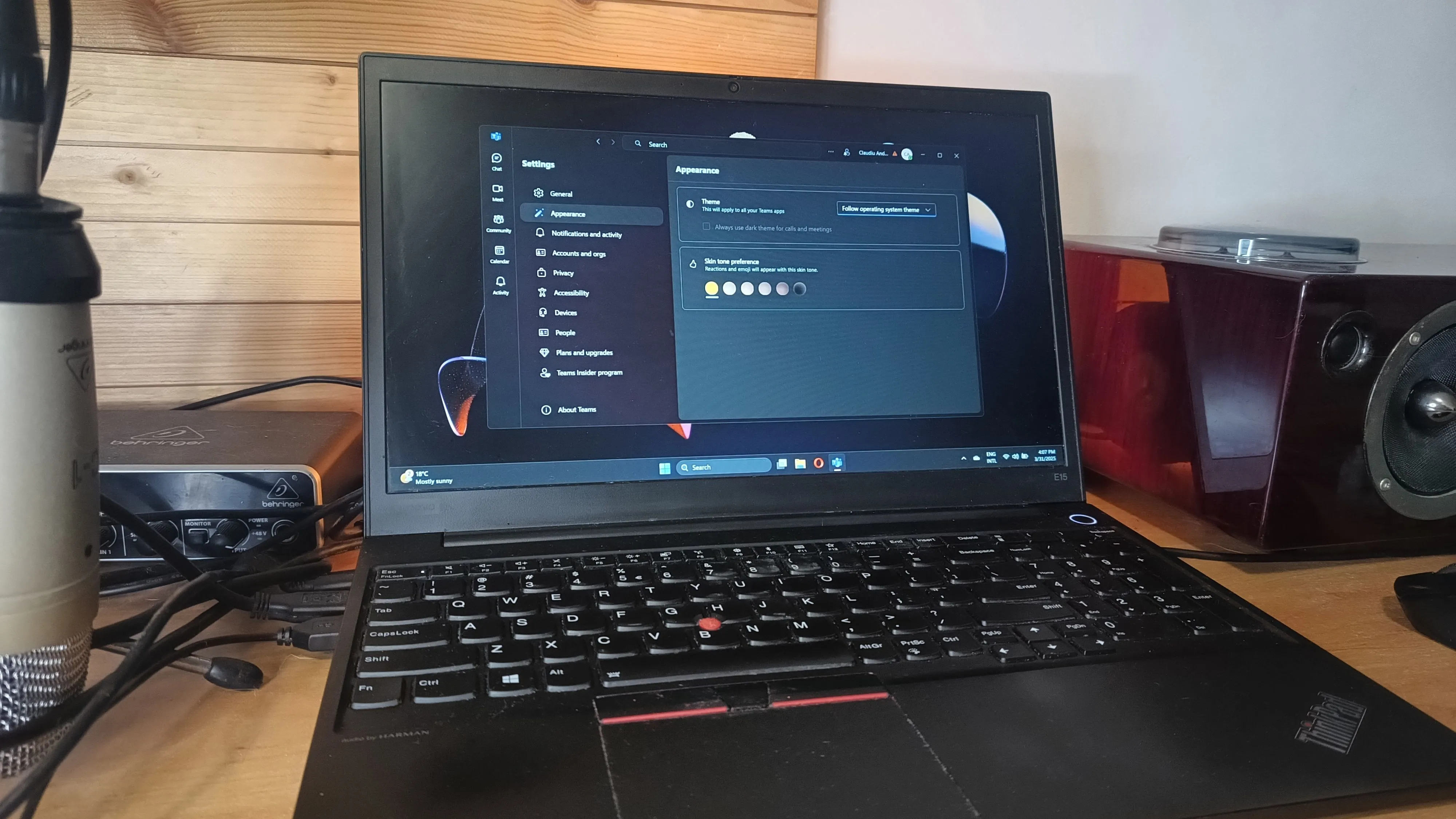 Laptop Windows 11 hiển thị cài đặt Microsoft Teams, liên quan đến các dịch vụ định vị và quyền riêng tư của ứng dụng.