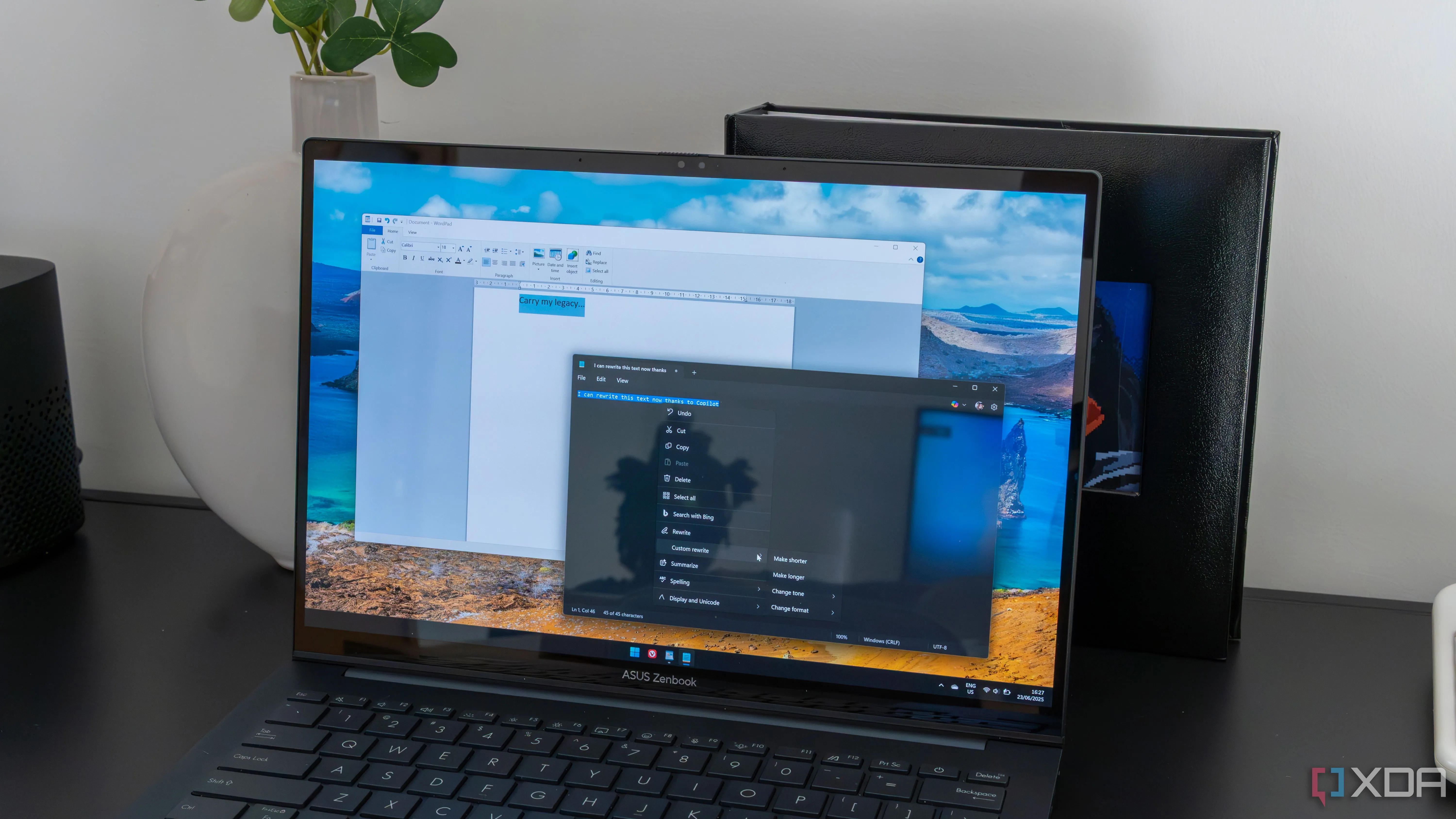 Laptop Windows 11 hiển thị đồng thời WordPad và Notepad, so sánh sự khác biệt và định hướng phát triển của Notepad