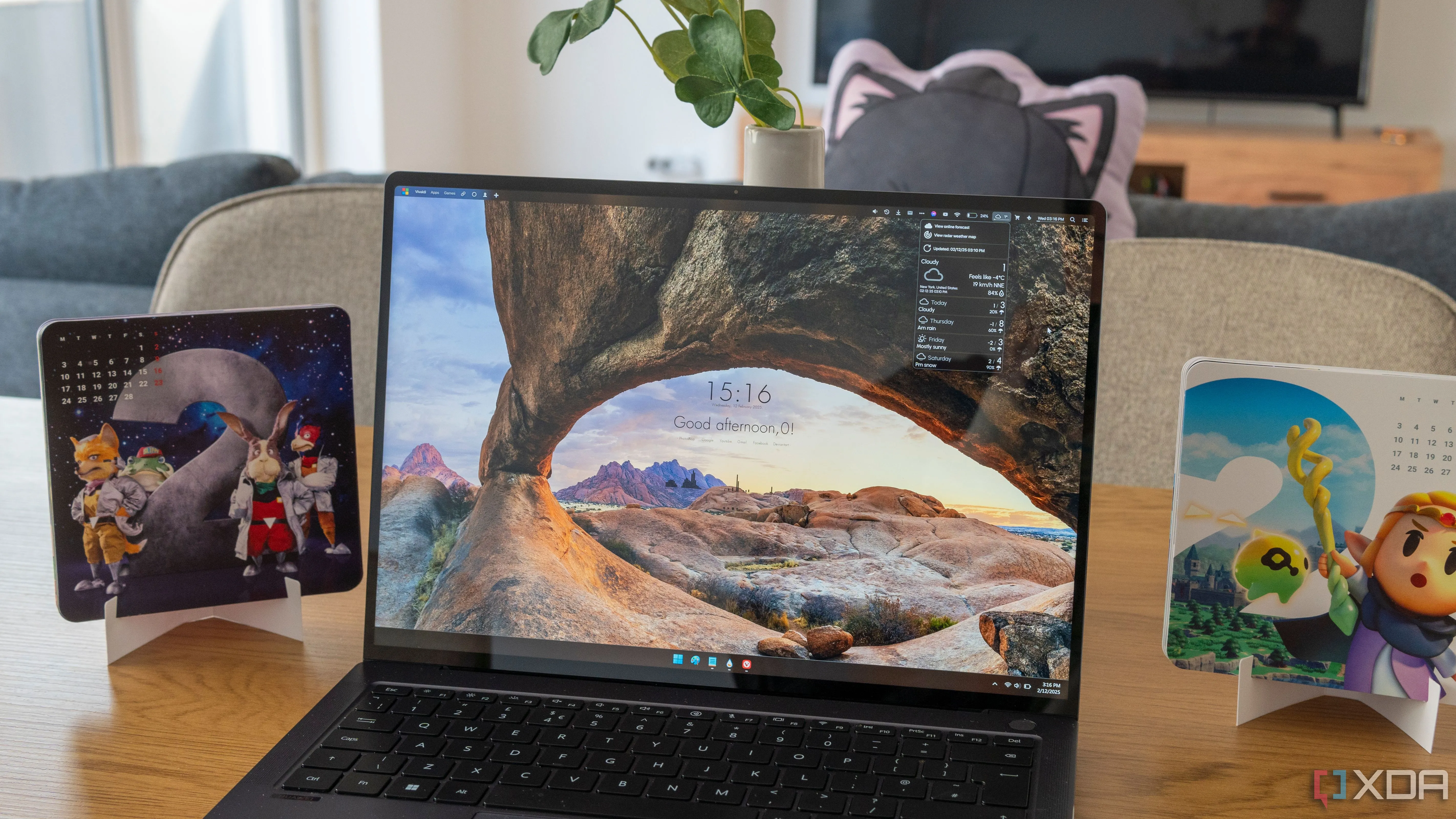 Laptop Windows 11 với skin Rainmeter hiển thị thanh menu và đồng hồ