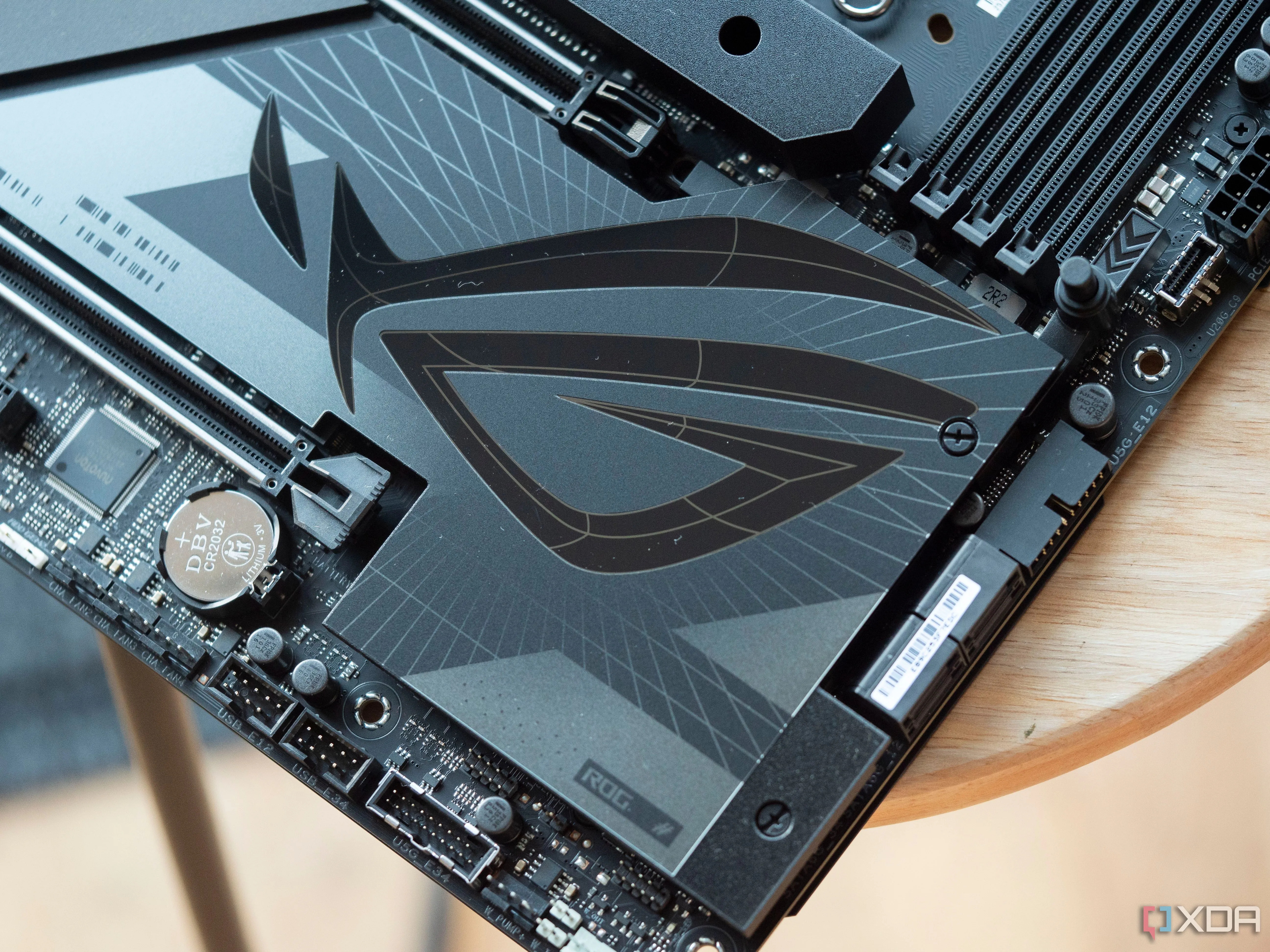Logo Asus ROG trên mainboard Maximus Z790 Dark Hero, tượng trưng cho các tính năng và cổng kết nối phong phú của mainboard kích thước lớn