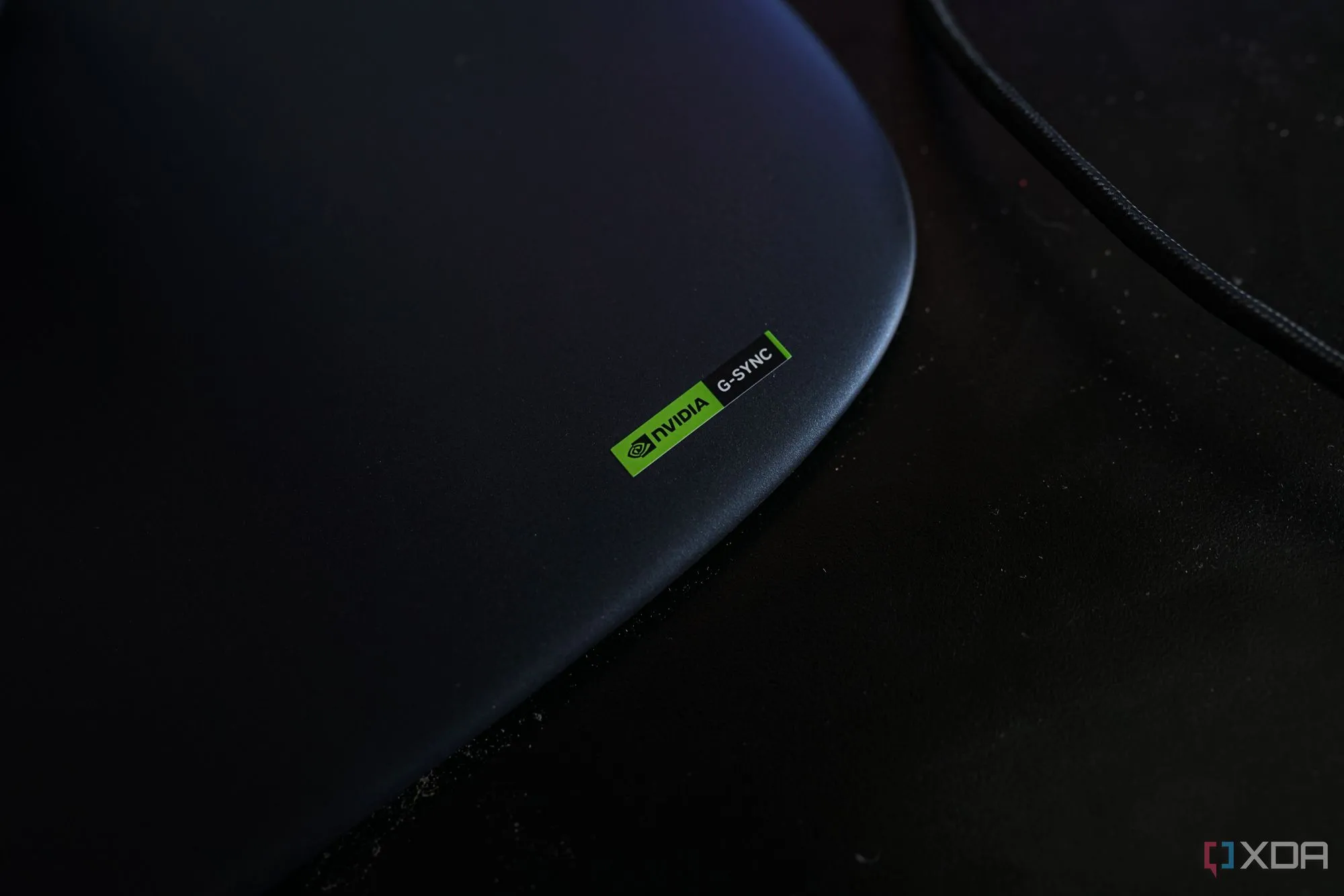Logo G-Sync khẳng định khả năng đồng bộ hóa hình ảnh trên màn hình Alienware AW2725Q.