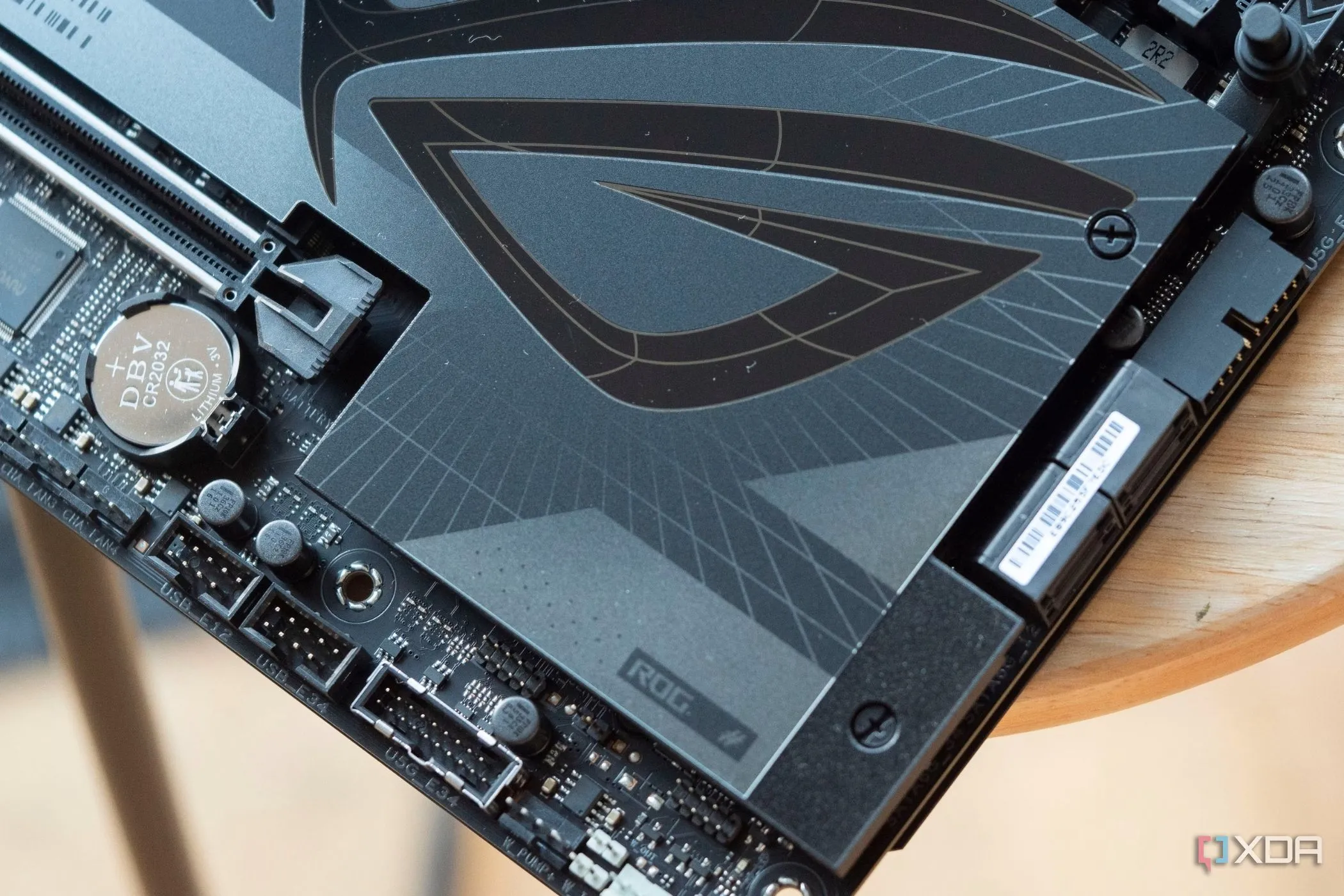 Logo ROG trên một bo mạch chủ chơi game ASUS ROG
