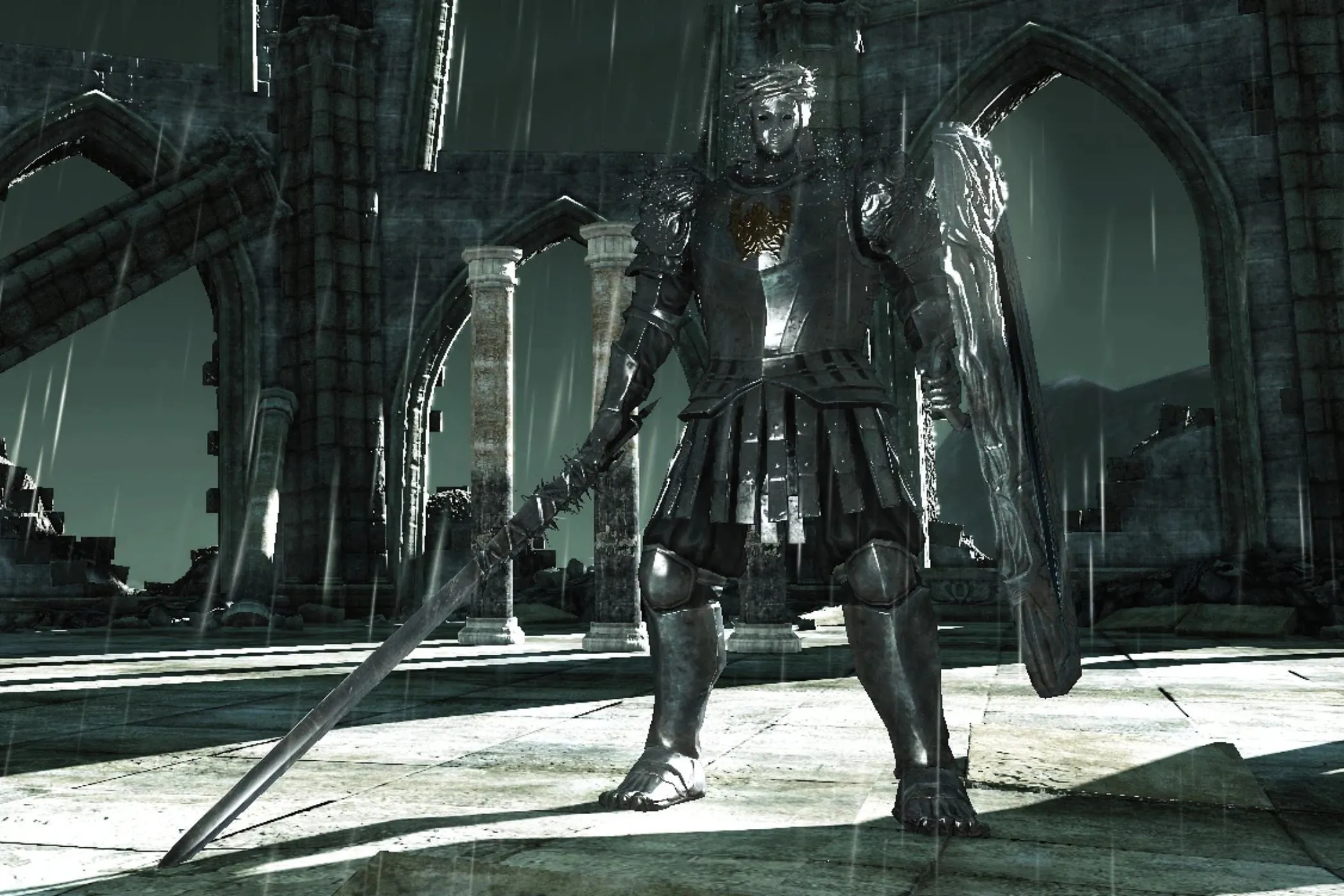 Looking Glass Knight trên mái lâu đài giữa cơn mưa trong Dark Souls 2, sẵn sàng phản chiếu sức mạnh đối thủ.