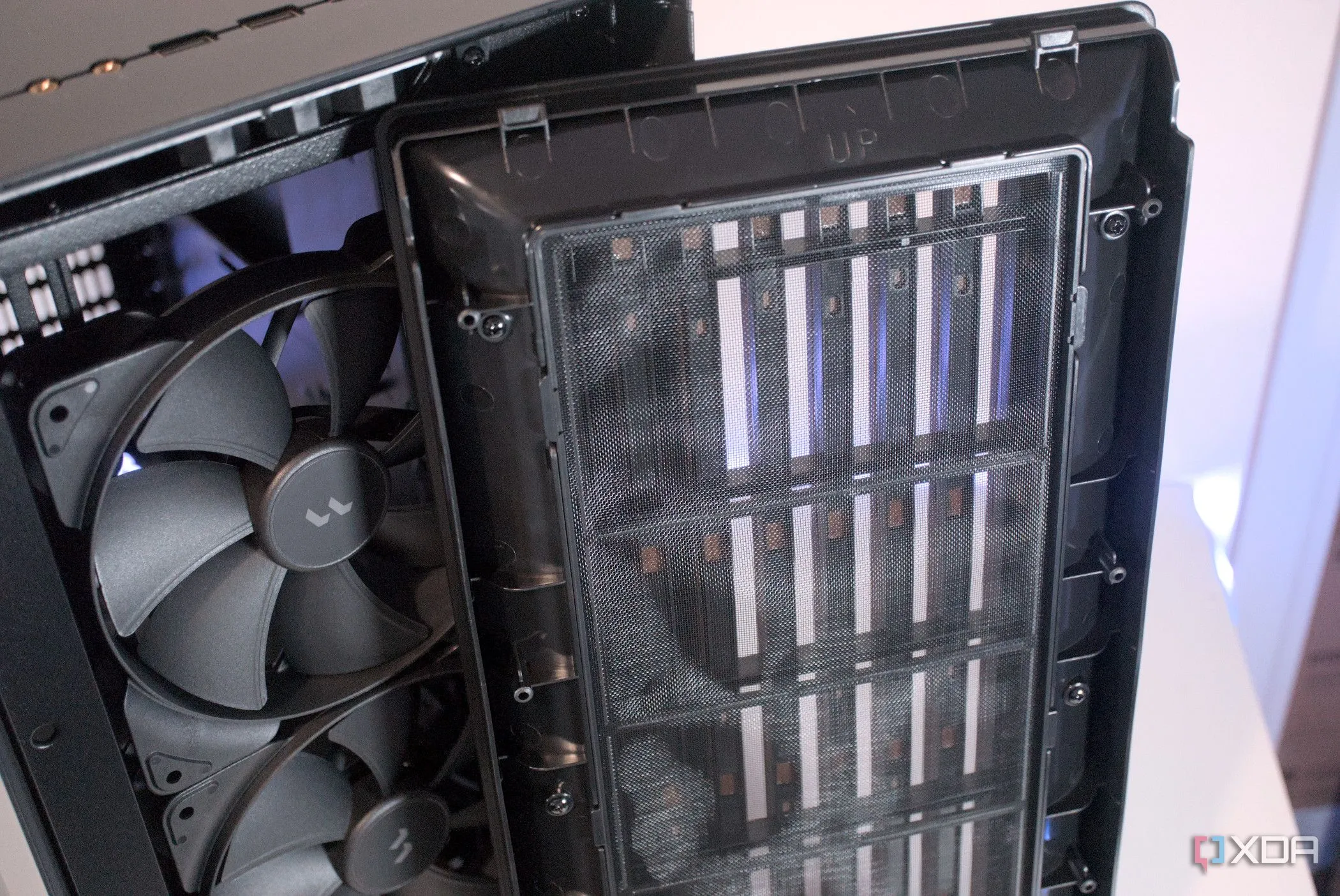 Lưới lọc bụi phía trước của vỏ case Fractal Design North giúp ngăn bụi bẩn tích tụ trong PC