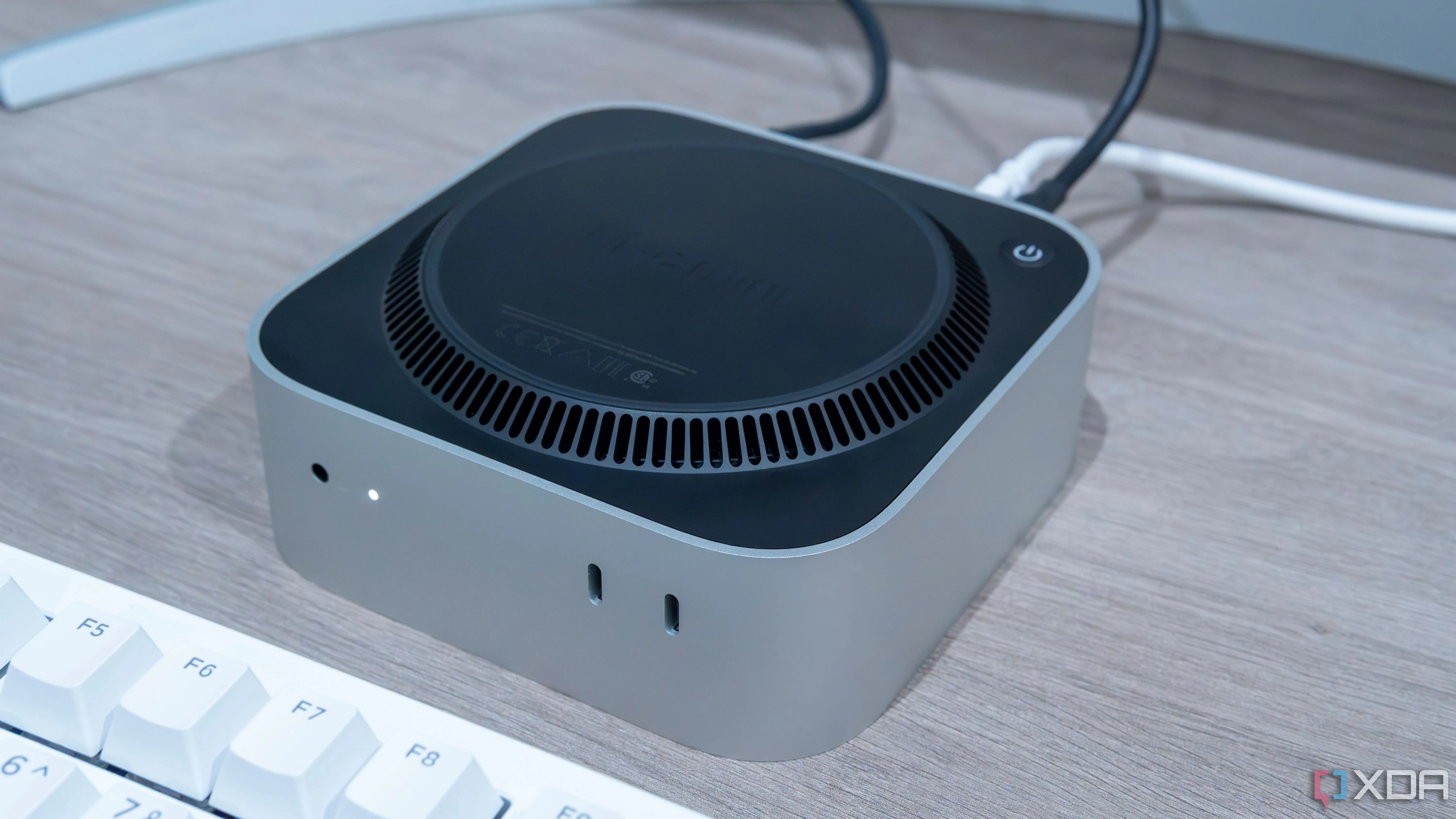 Mac Mini lật ngược cho thấy các cổng kết nối và khe tản nhiệt