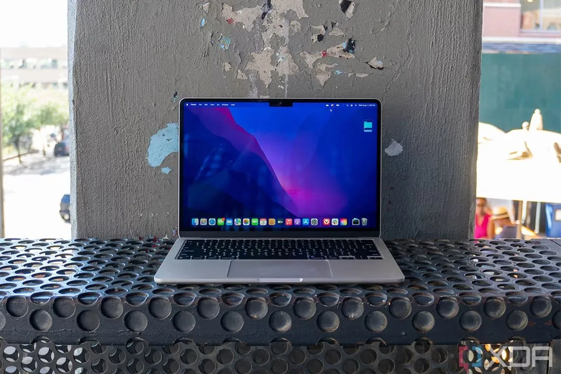 MacBook Air 13 inch mở ra trên bàn làm việc, tượng trưng cho việc truy cập lưu trữ mạng trên macOS
