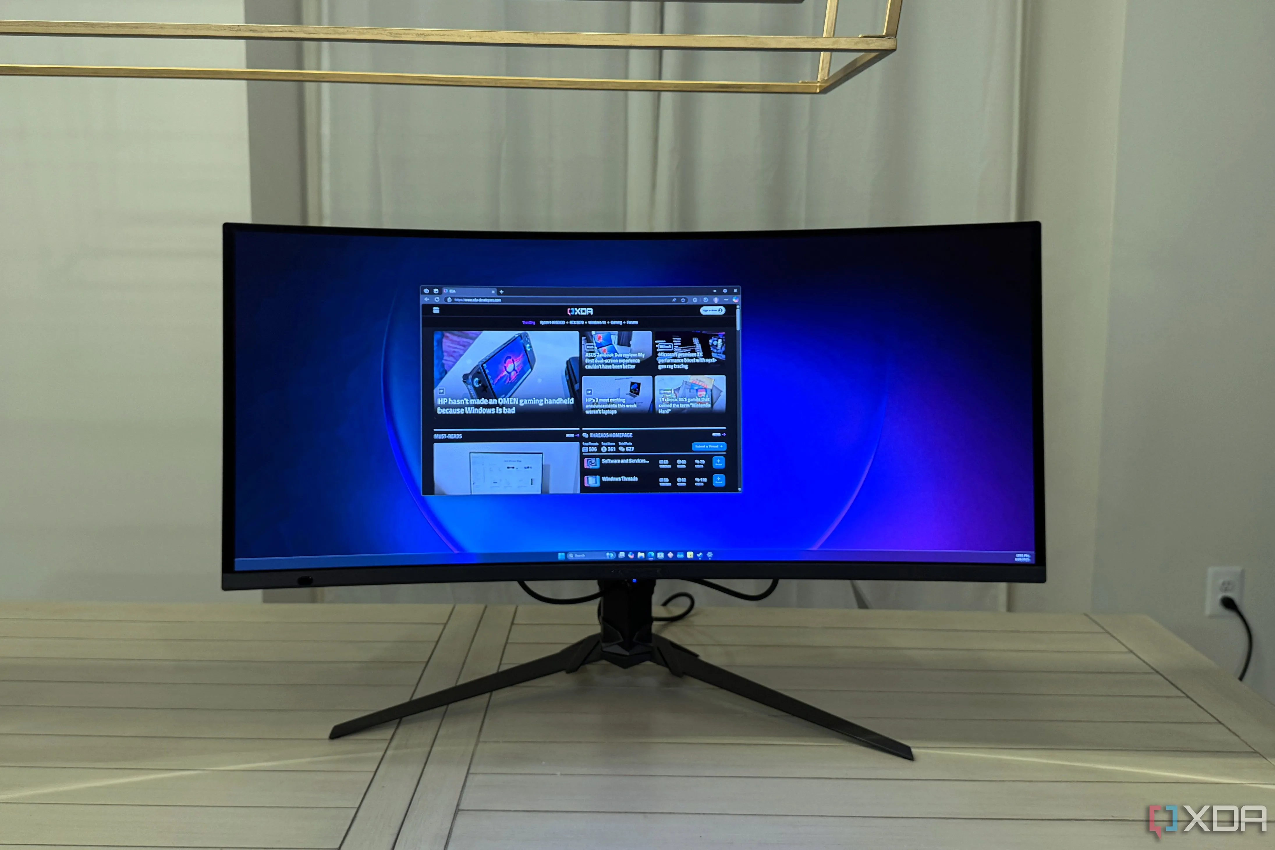 Màn hình Acer Predator X34 X5 hiển thị trang web XDA từ phía sau