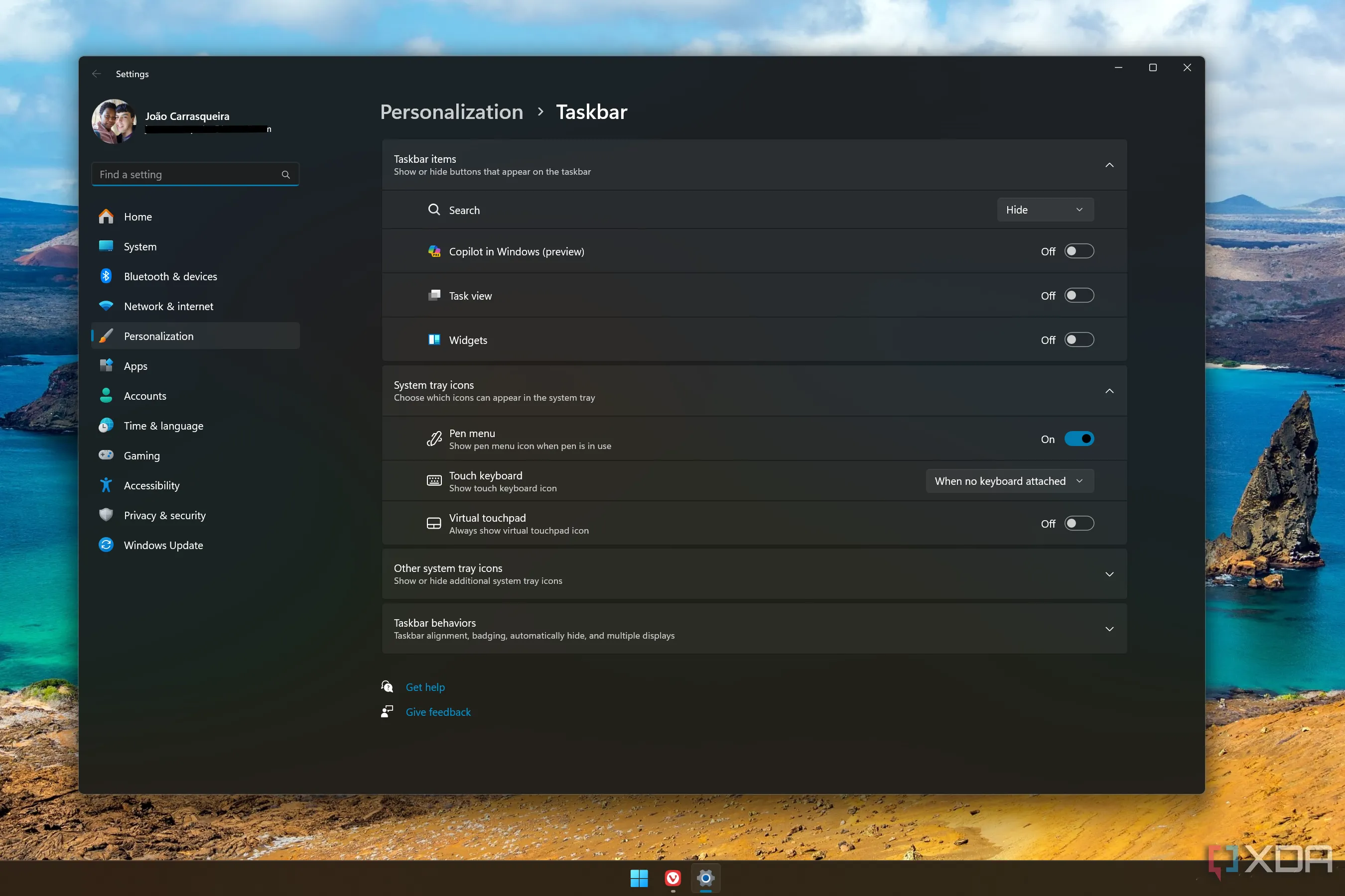 Màn hình cài đặt Taskbar Windows 11 hiển thị các tùy chọn tắt biểu tượng mặc định để tối ưu không gian