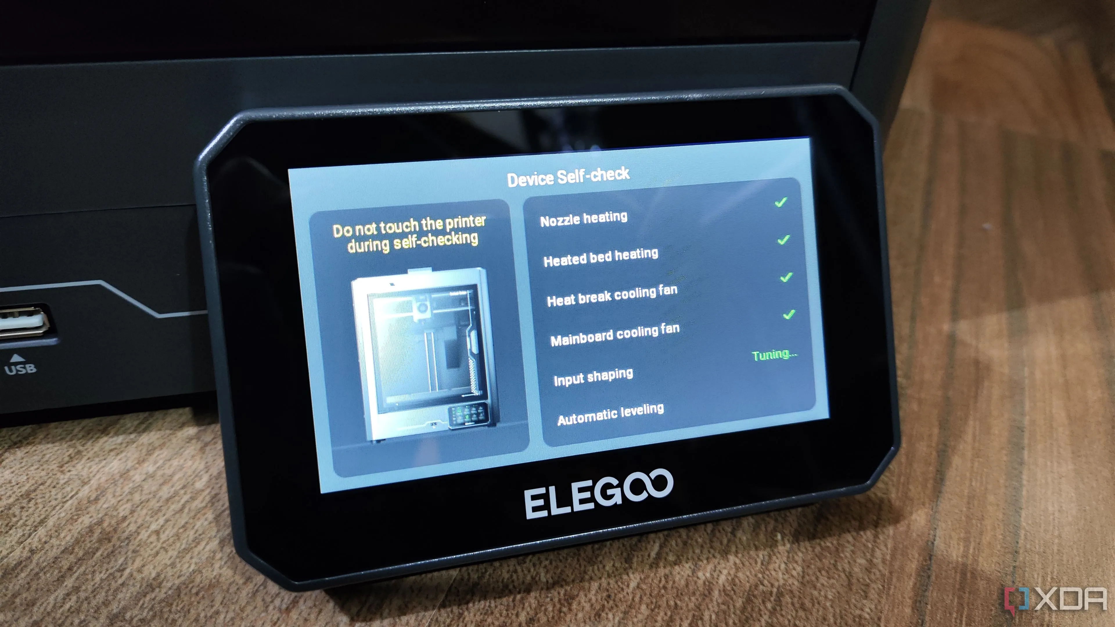 Màn hình cảm ứng trực quan của Elegoo Centauri Carbon hiển thị giao diện điều khiển thân thiện người dùng