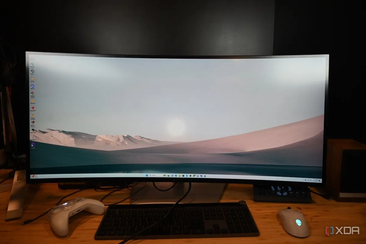 Màn hình cong Dell UltraSharp 40 inch hiển thị hình nền sa mạc, minh họa một phần quan trọng của setup văn phòng tại nhà.