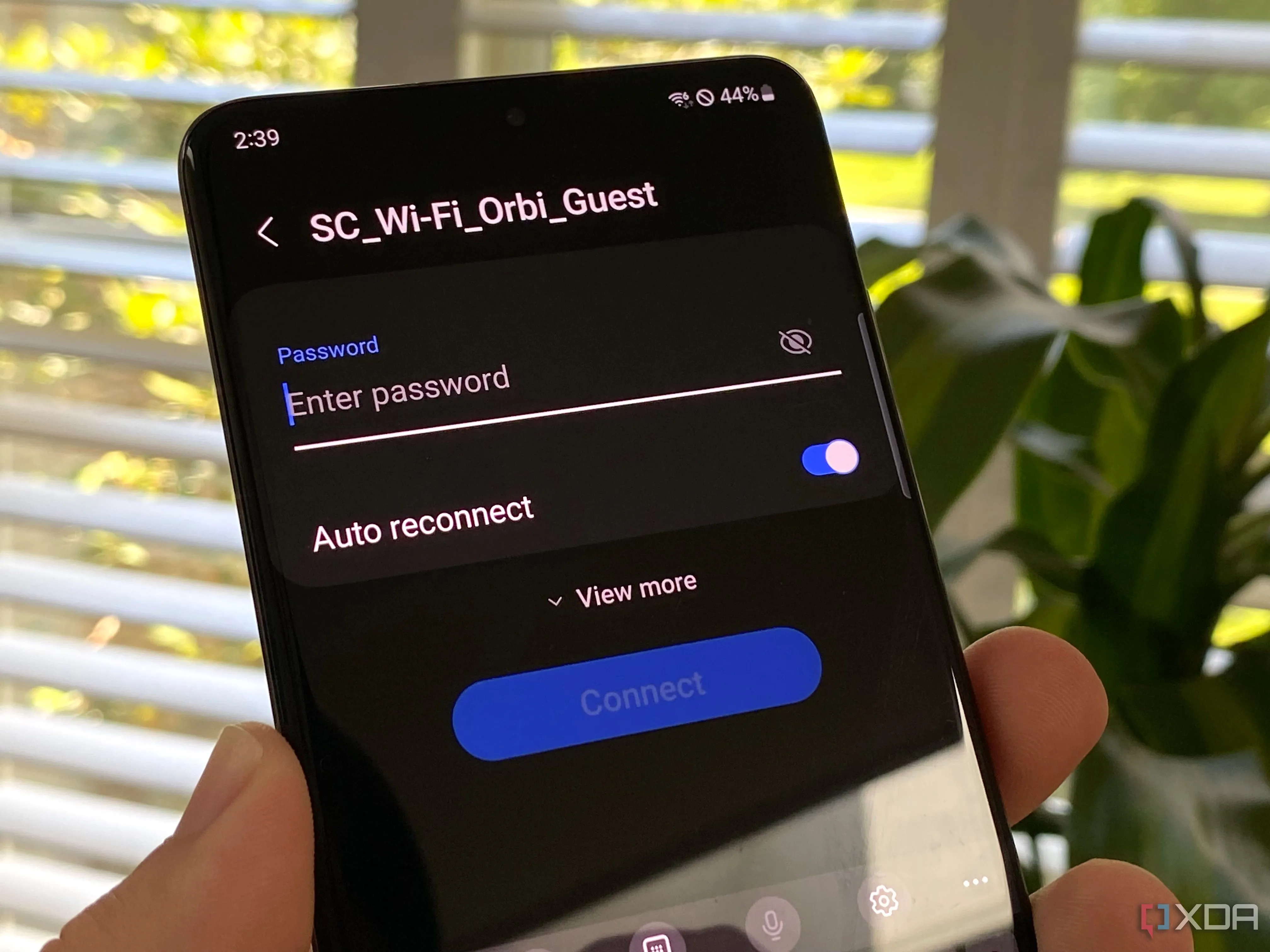 Màn hình điện thoại Galaxy S20 hiển thị ô nhập mật khẩu Wi-Fi, minh họa cho việc kết nối vào mạng khách với mật khẩu đơn giản hơn mà vẫn giữ an toàn cho mạng chính.