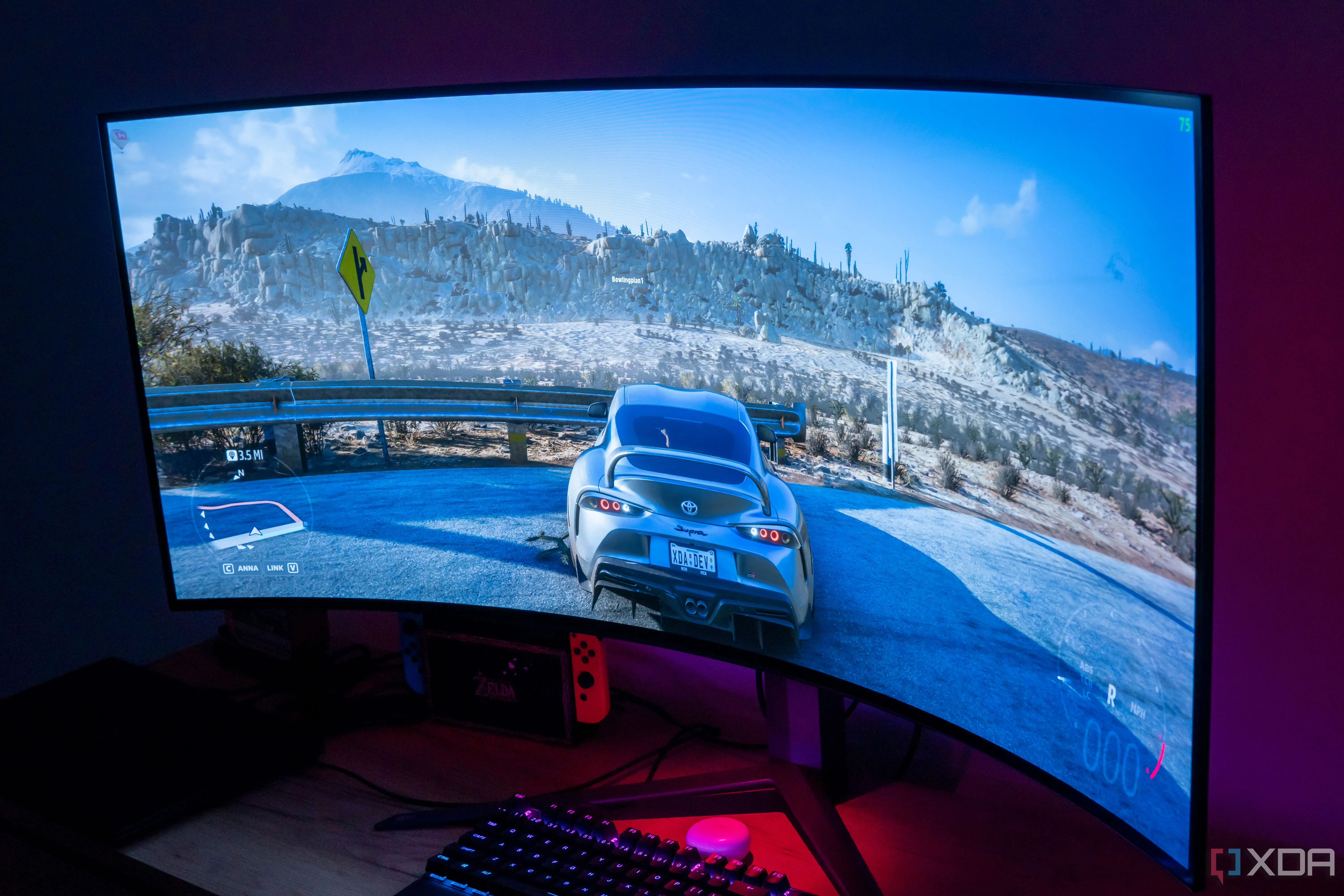 Màn hình gaming LG UltraGear 45GR95QE hiển thị game Forza Horizon 5 trong môi trường tối