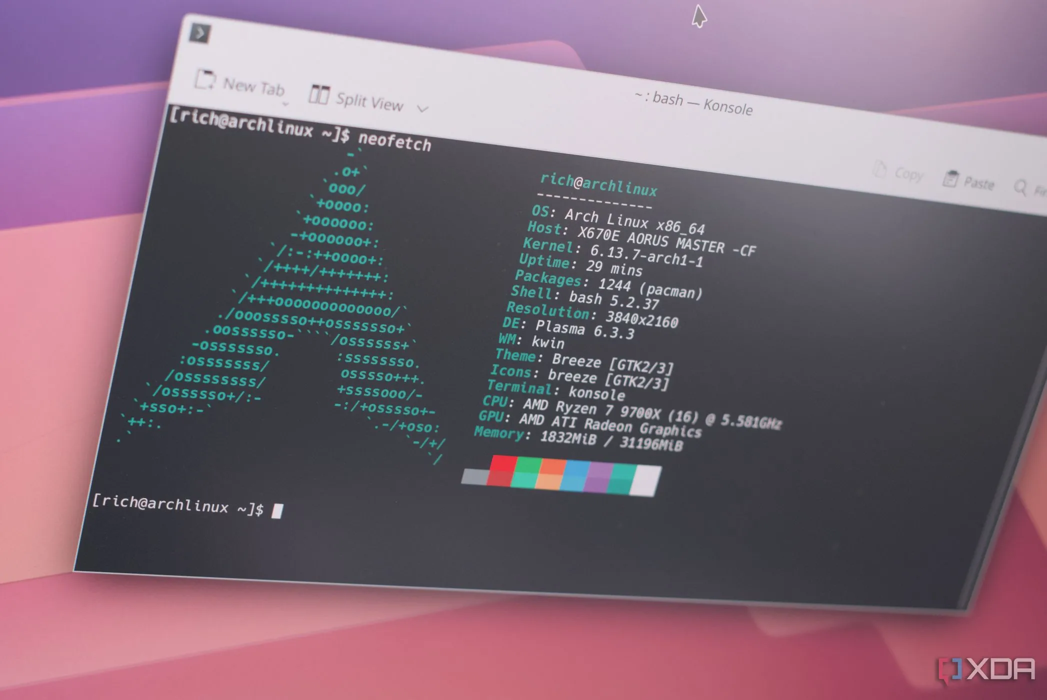 Màn hình hiển thị cấu hình Arch Linux với Neofetch trên Konsole, minh họa môi trường chơi game cá nhân hóa trên Linux