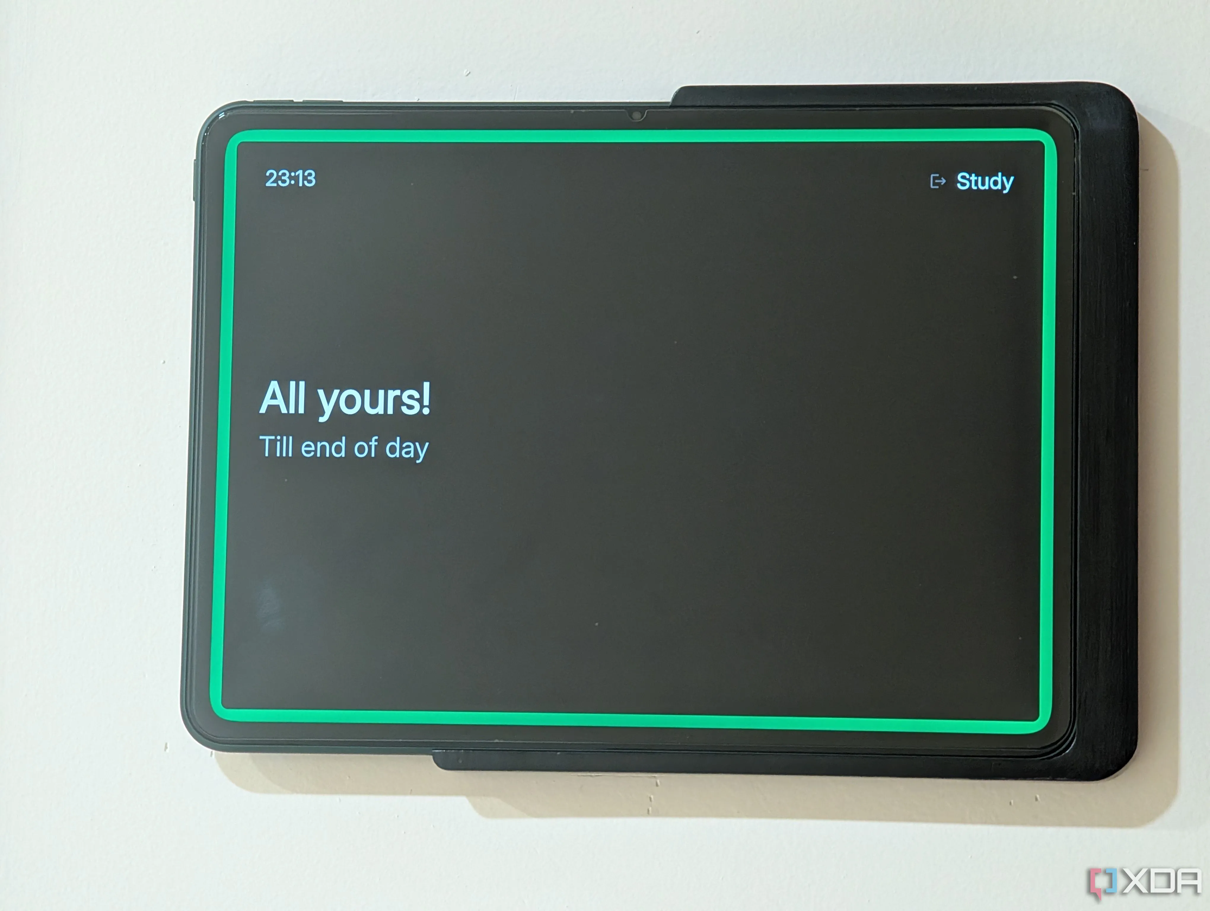 Màn hình hiển thị trạng thái cuộc họp Spacepad trên máy tính bảng gắn tường