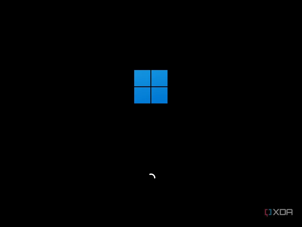 Màn hình khởi động Windows 11 hiển thị logo và vòng tròn loading