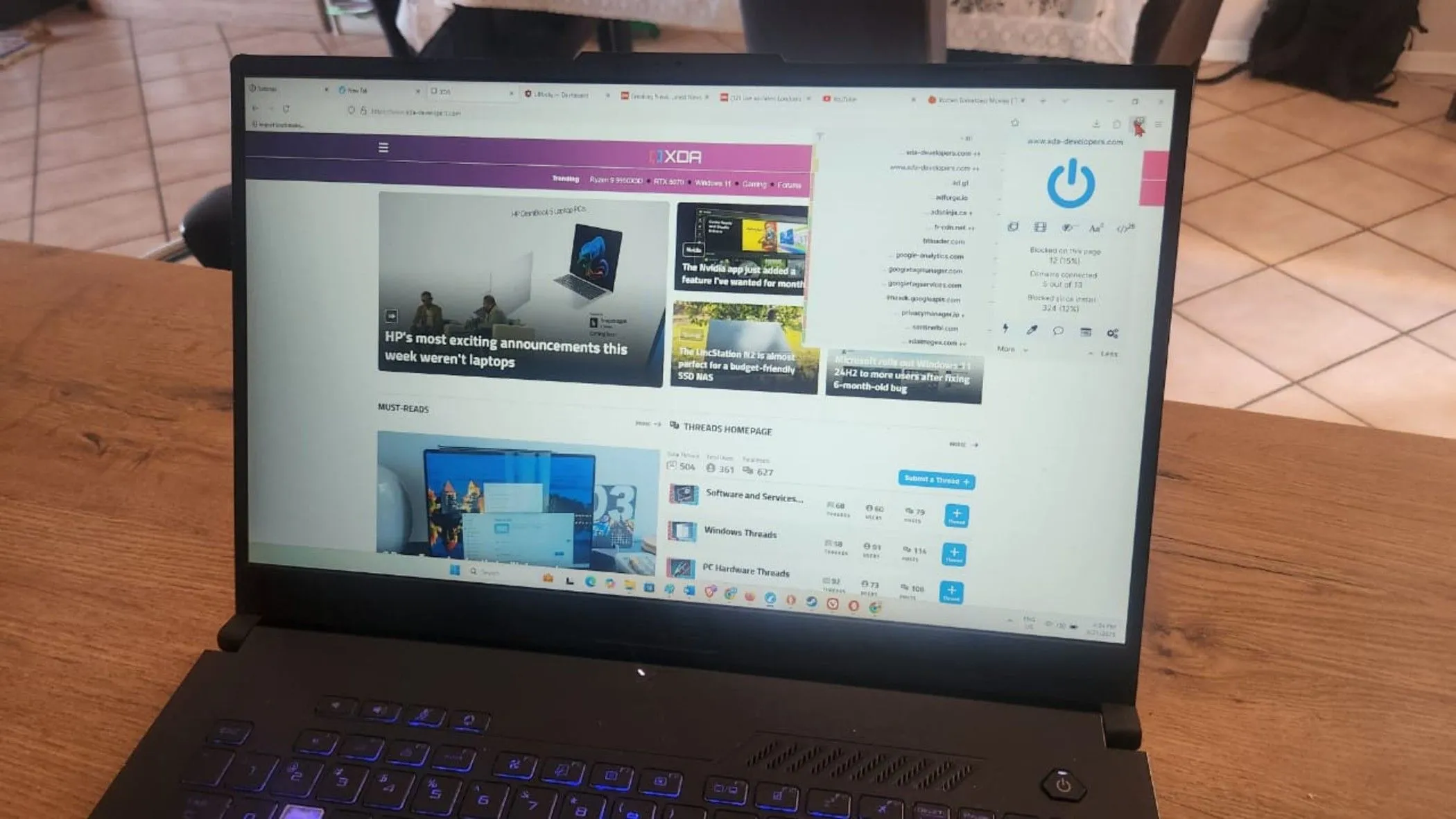 Màn hình laptop hiển thị giao diện của một trình duyệt tập trung vào quyền riêng tư, minh họa tầm quan trọng của việc bảo vệ dữ liệu cá nhân