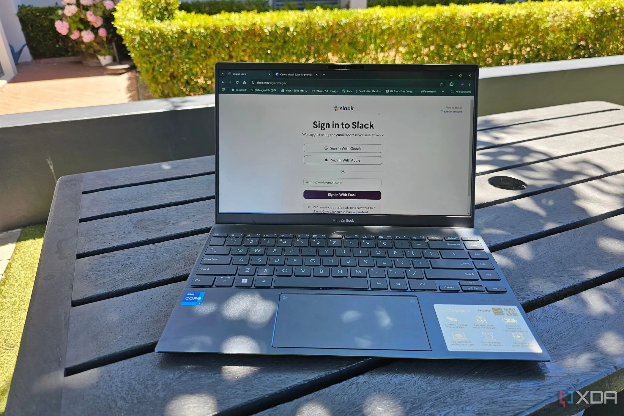 Màn hình laptop hiển thị giao diện đăng nhập Slack đặt ngoài trời