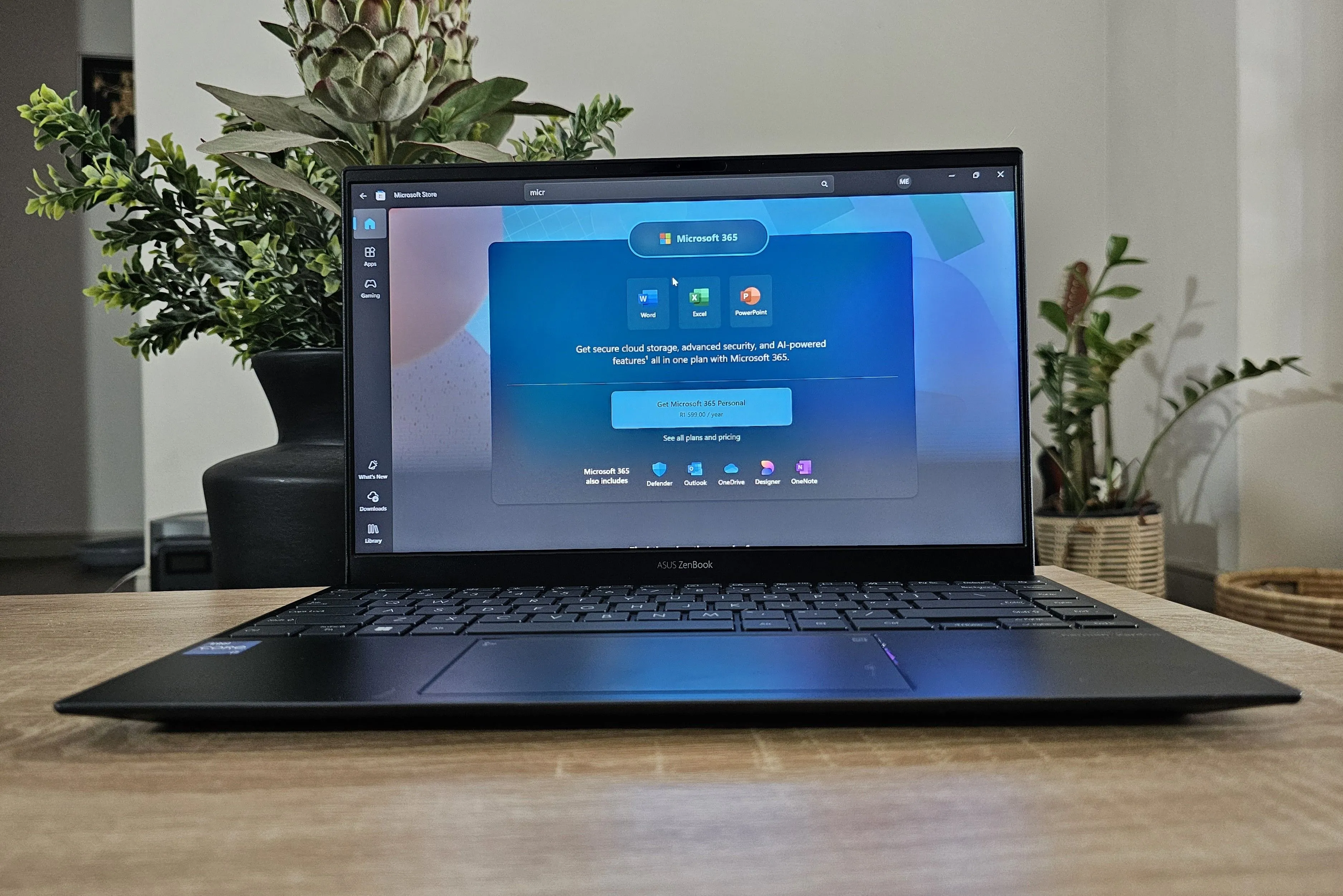Màn hình laptop hiển thị giao diện Microsoft 365 Apps nhận cập nhật bảo mật
