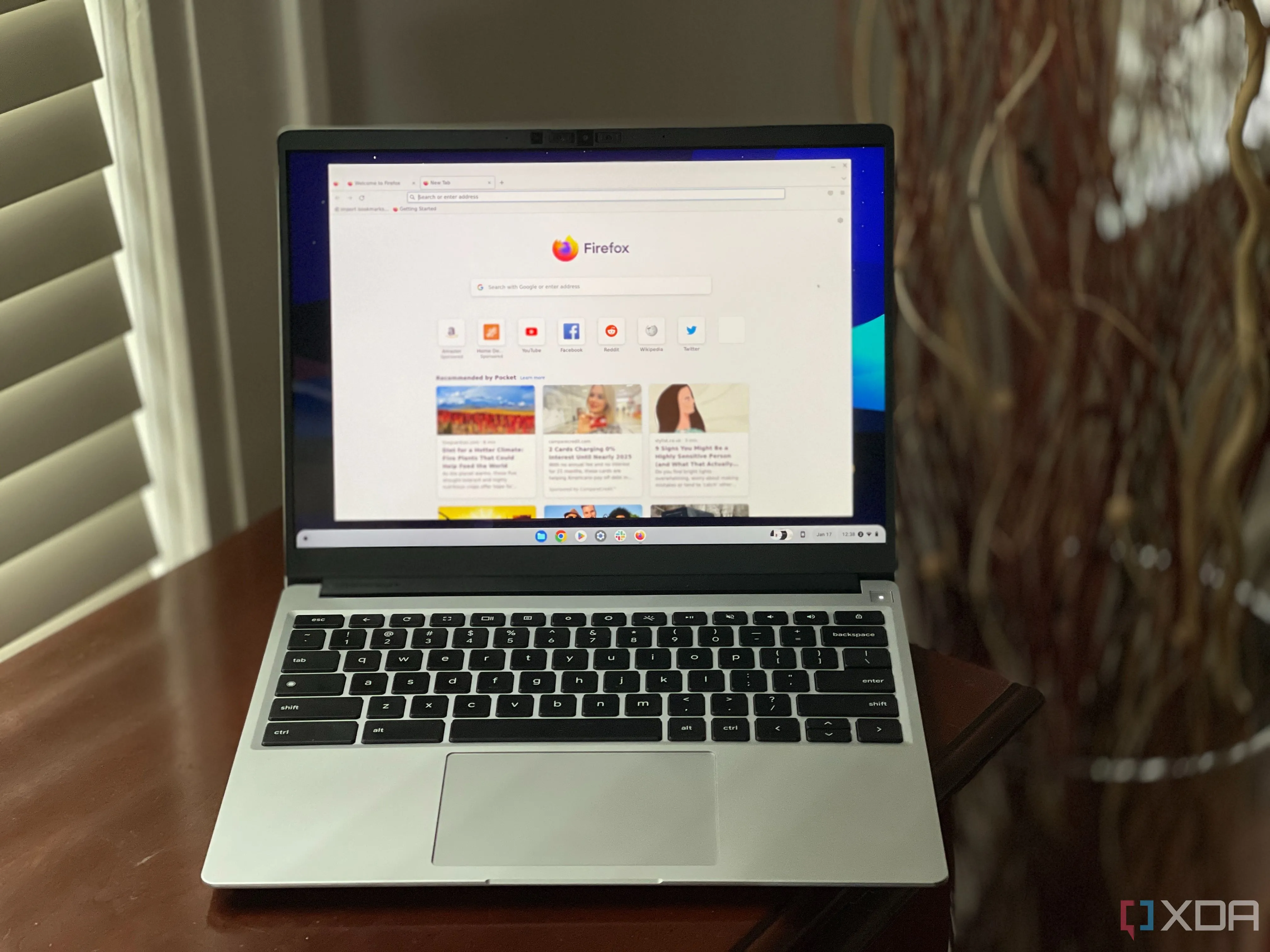 Màn hình laptop hiển thị giao diện Tor Browser, minh họa cách mạng Tor bảo vệ danh tính và hoạt động trực tuyến
