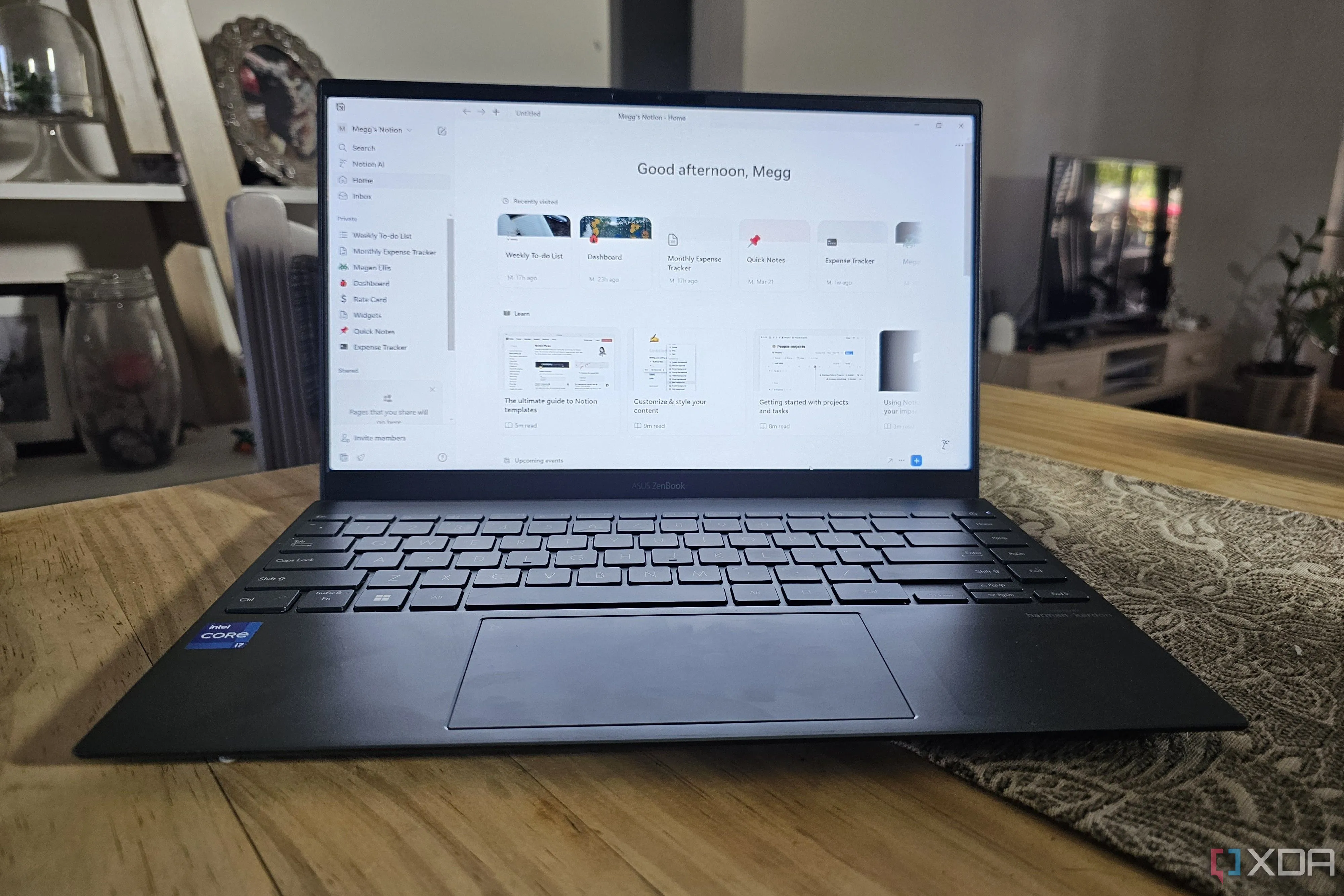 Màn hình laptop hiển thị ứng dụng Notion, minh họa một công cụ năng suất phổ biến mà NotebookLM cạnh tranh.