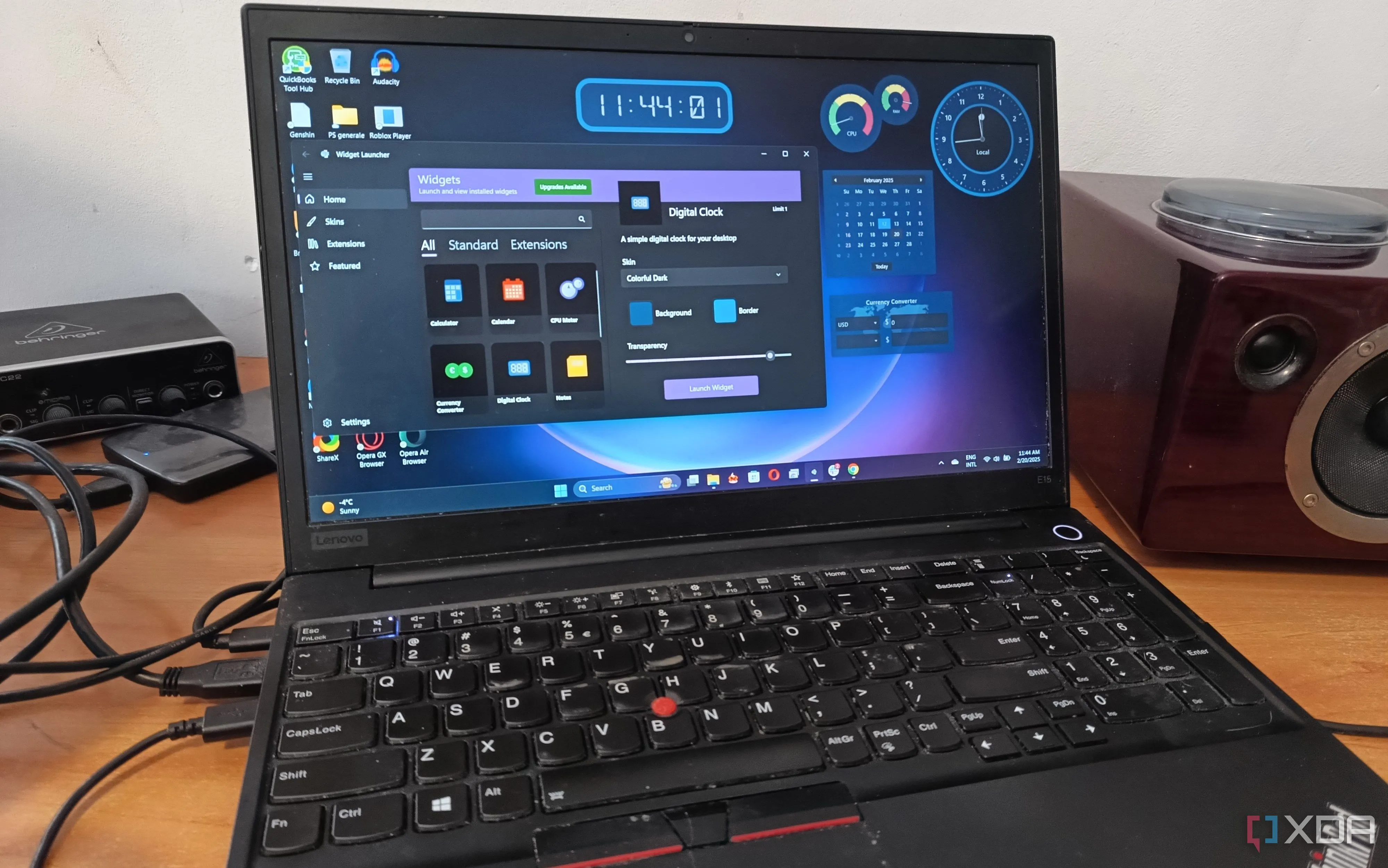 Màn hình laptop Windows 11 hiển thị Widget Launcher và các widget đang chạy, cung cấp chức năng bổ sung cho người dùng Windows.