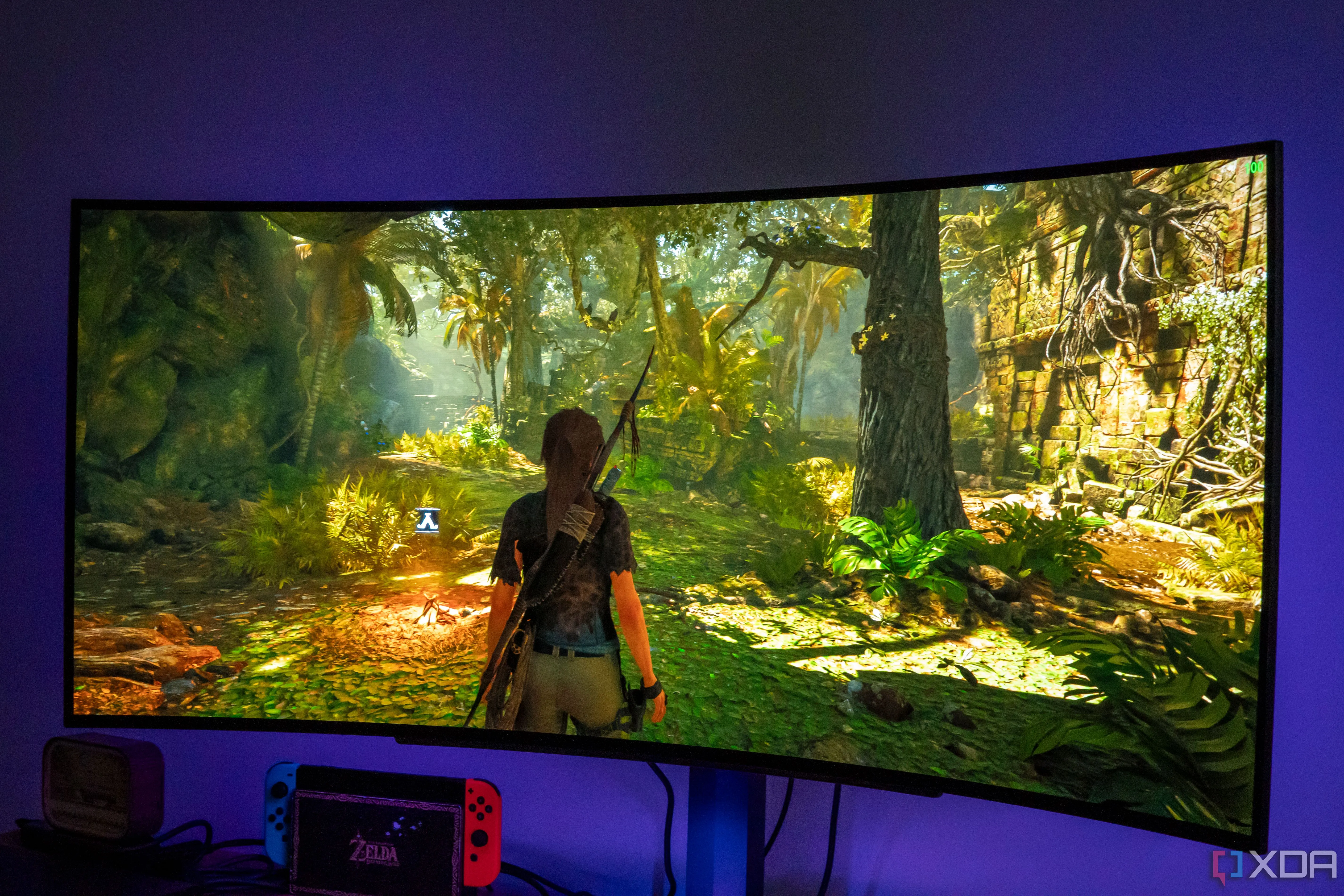 Màn hình LG UltraGear 45GR95QE hiển thị cảnh game Shadow of the Tomb Raider, minh họa trải nghiệm chơi game mượt mà nhưng có thể bị ảnh hưởng bởi các yếu tố hiệu suất.