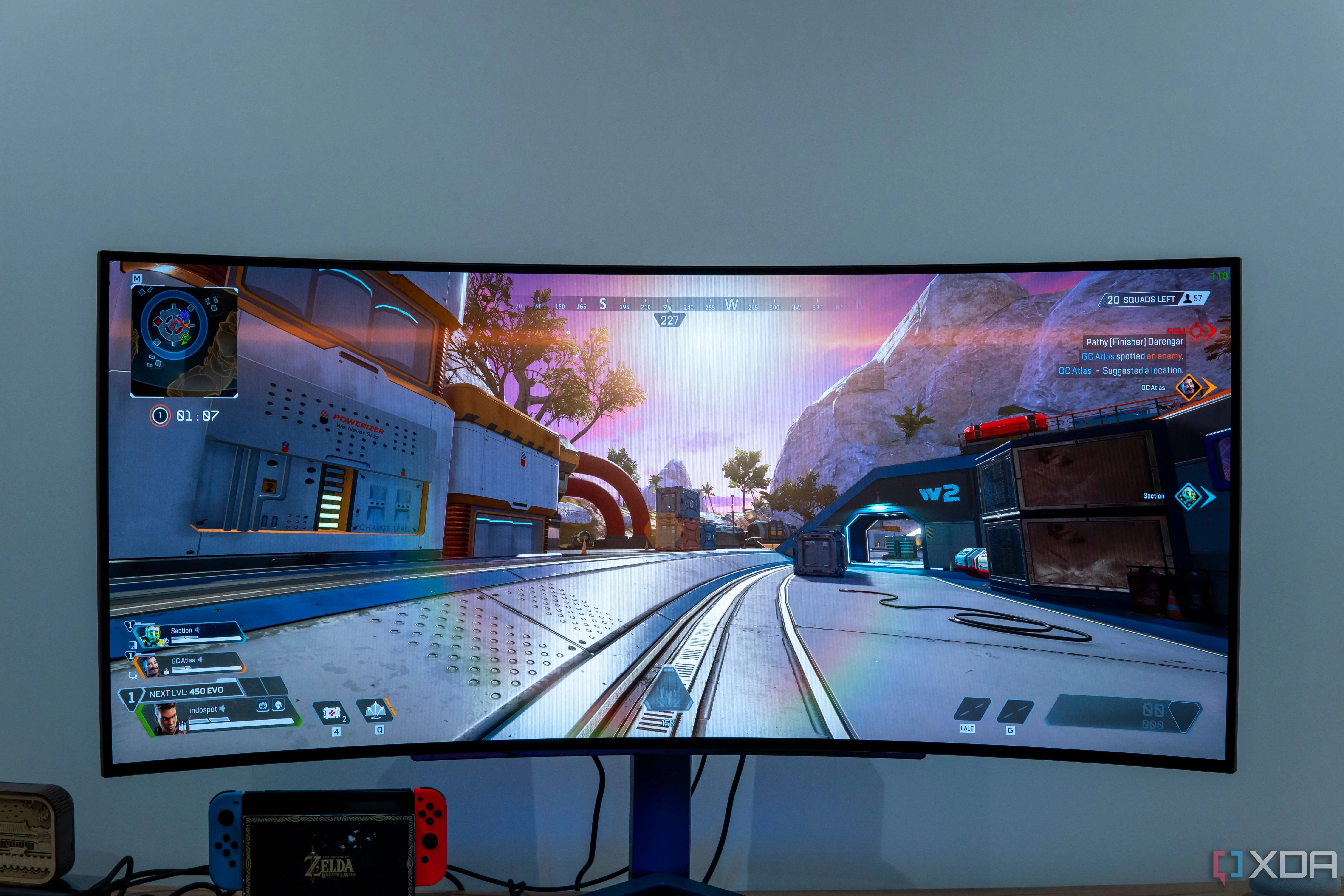Màn hình LG UltraGear 45GR95QE hiển thị game Apex Legends, cho thấy góc nhìn rộng mang lại lợi thế cạnh tranh.
