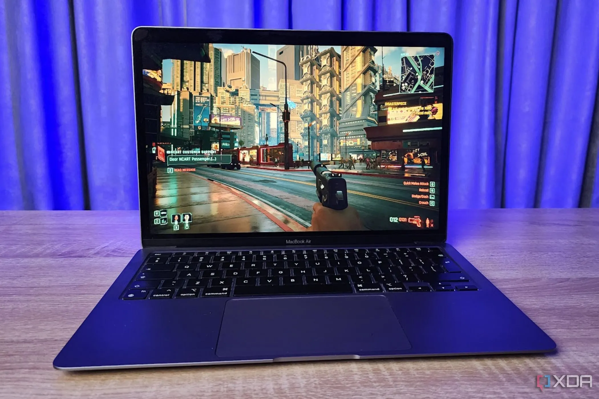 Màn hình MacBook chạy Cyberpunk 2077 qua Game Porting Kit và Rosetta 2