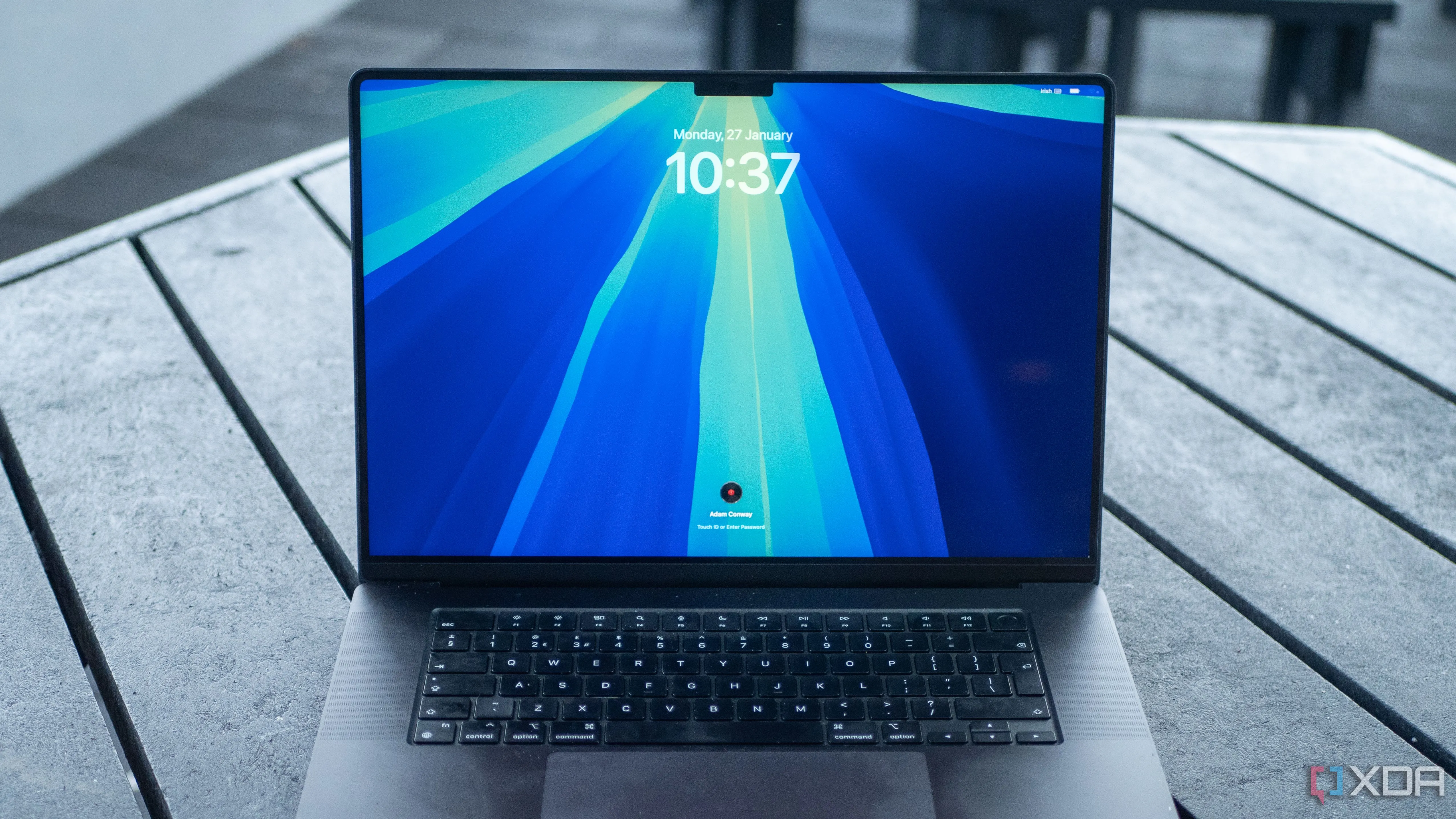 Màn hình MacBook Pro M4 Pro 16 inch hiển thị giao diện macOS với các ứng dụng năng suất
