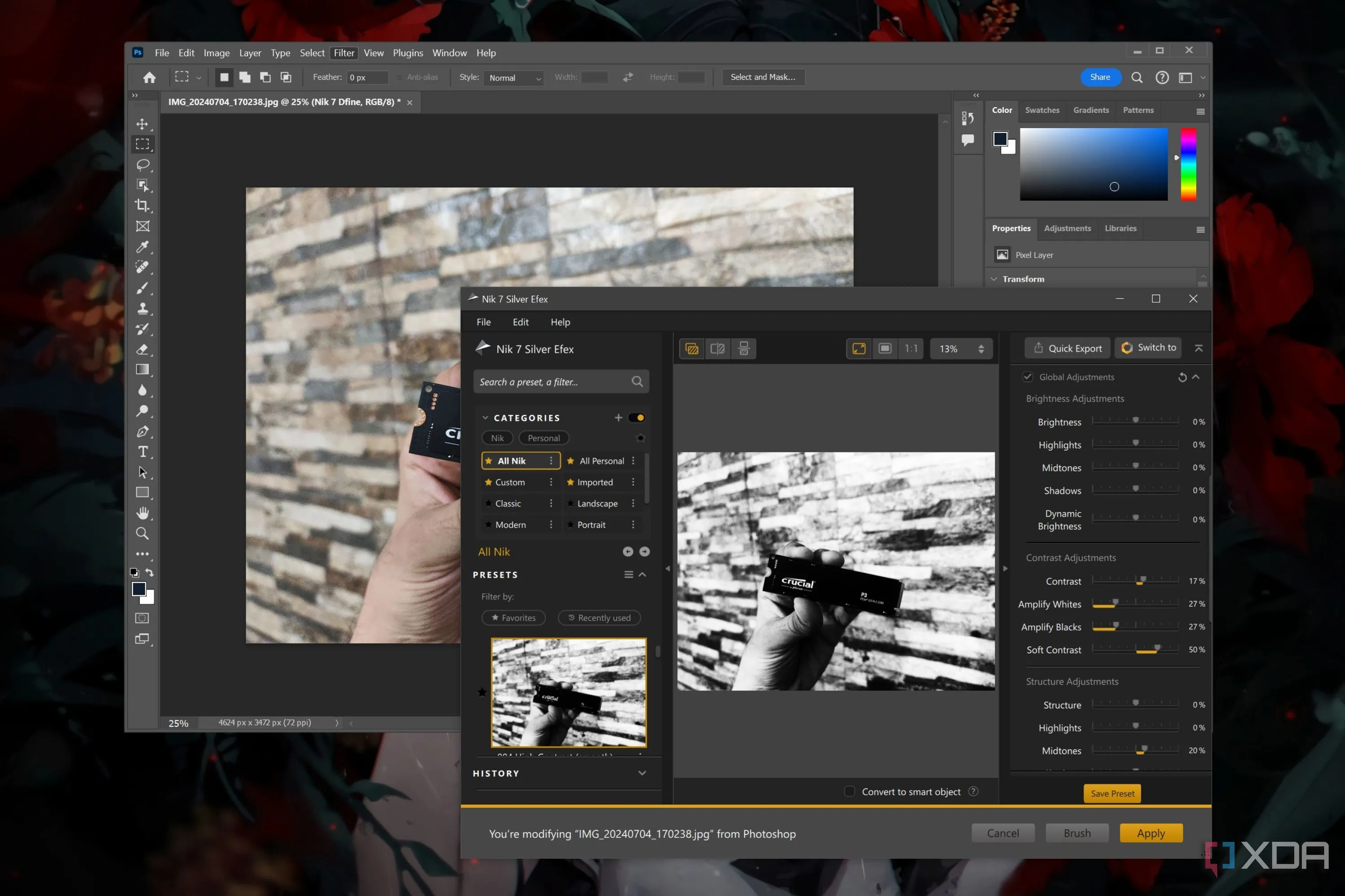 Màn hình máy tính hiển thị Adobe Photoshop đang chỉnh sửa ảnh, sử dụng plugin Nik Collection, minh họa khả năng mở rộng của phần mềm