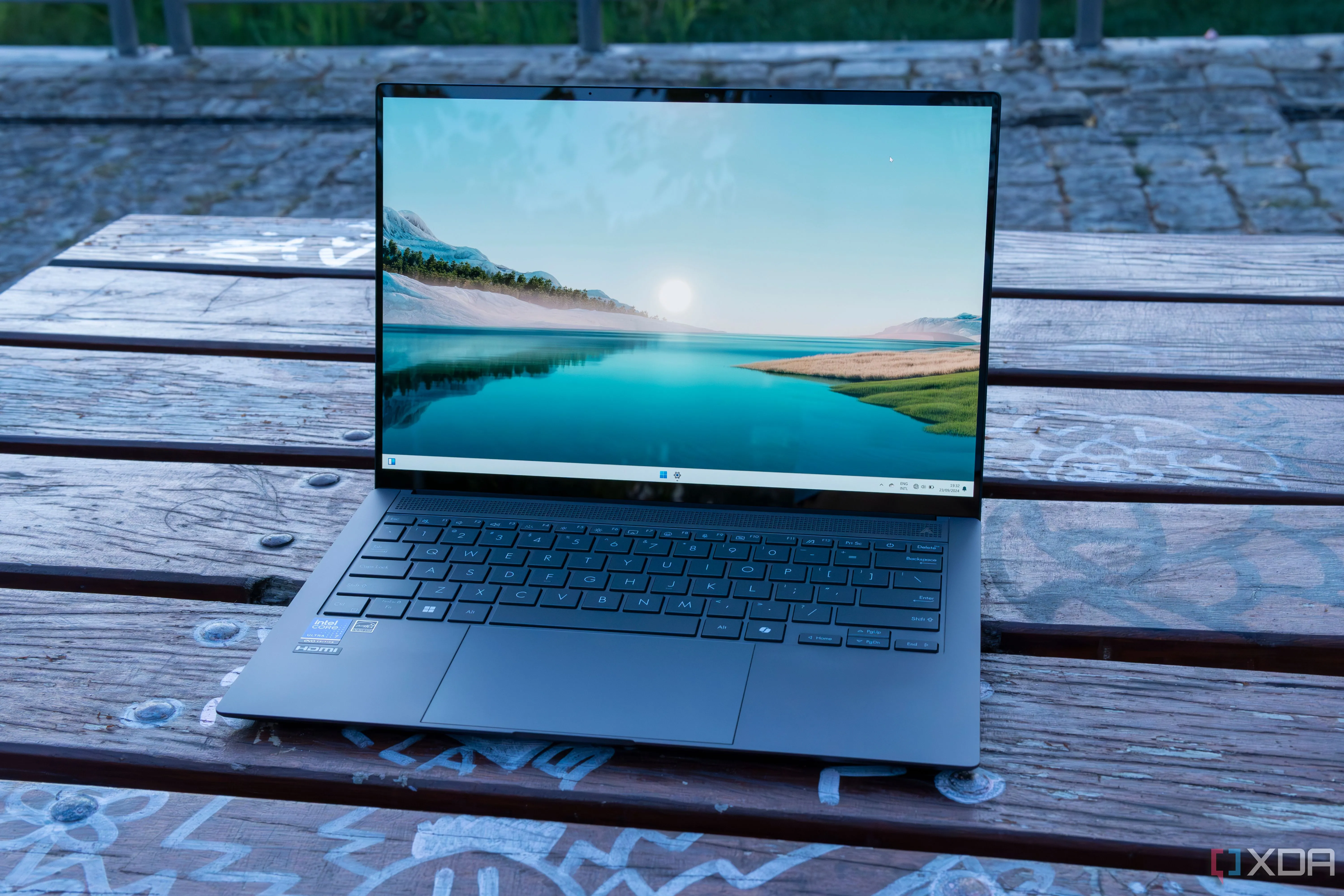 Màn hình máy tính xách tay Asus Zenbook S 14 hiển thị giao diện Windows 11, nhấn mạnh tầm quan trọng của việc quản lý cài đặt mạng và bảo mật Wi-Fi.