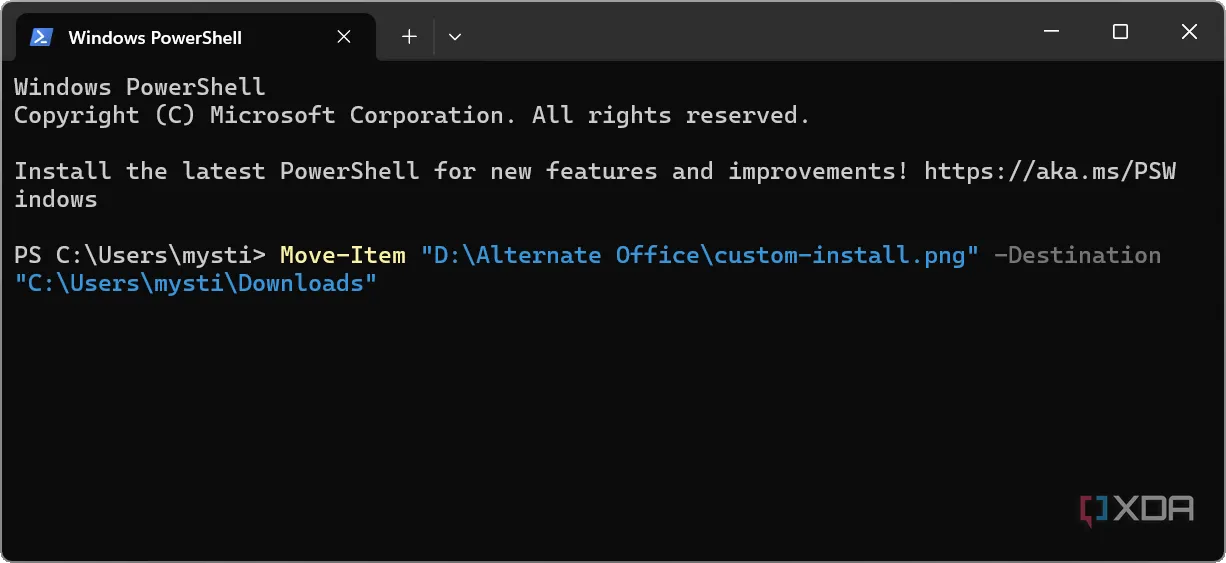 Màn hình PowerShell hiển thị lệnh Move-Item để di chuyển tệp và thư mục đến thư mục đích