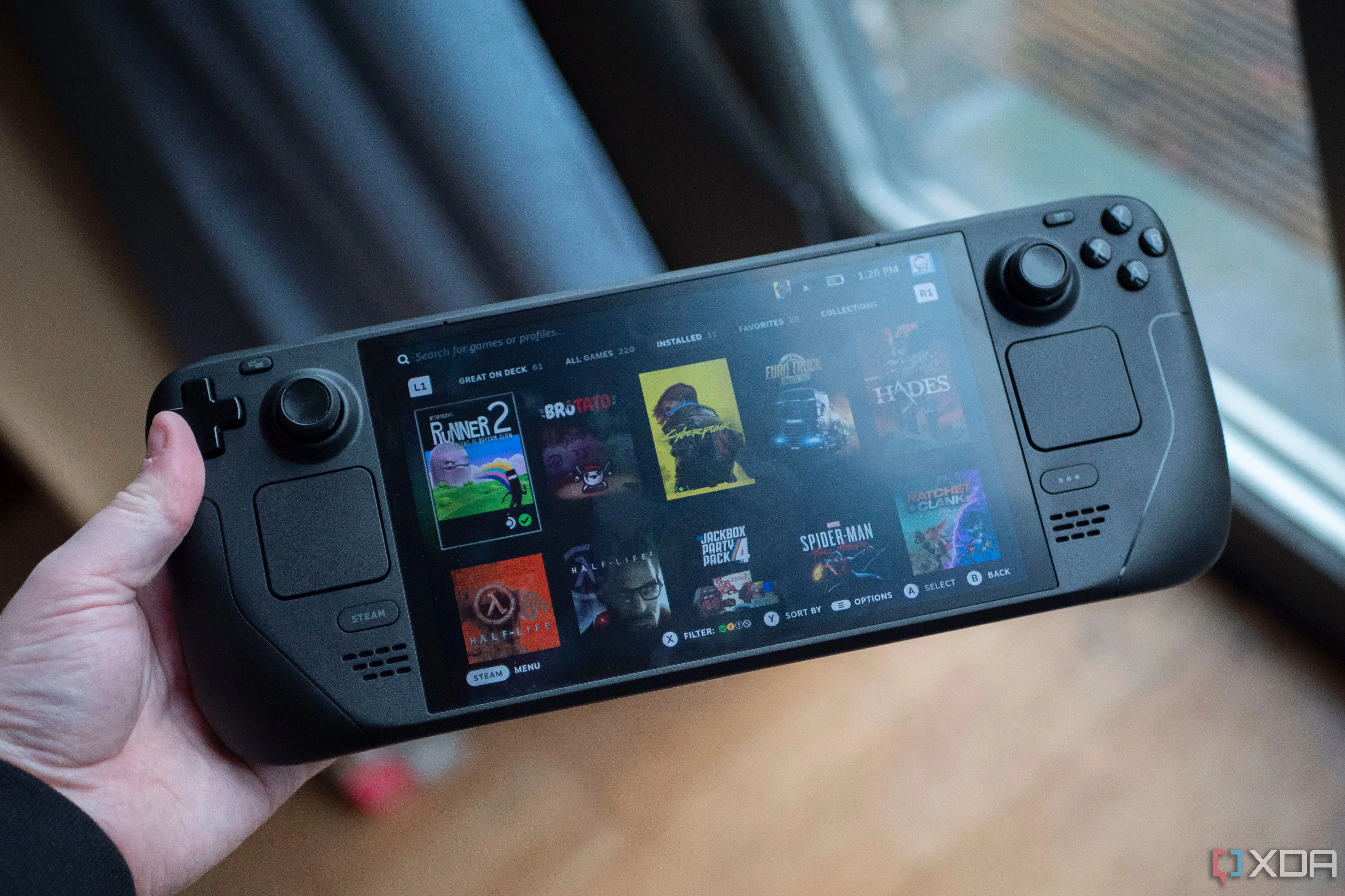 Màn hình Steam Deck OLED hiển thị giao diện chơi game