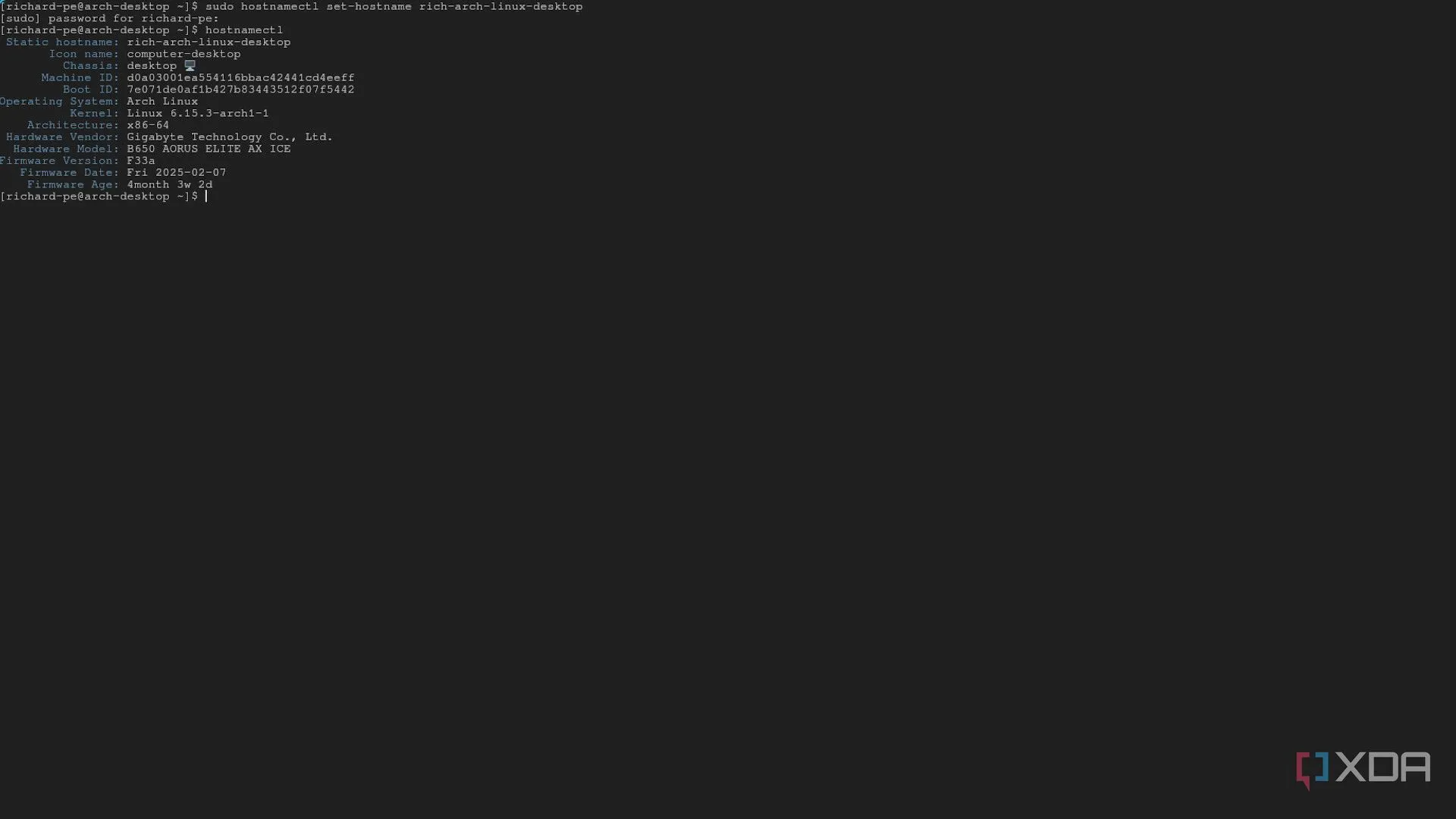 Màn hình terminal của Arch Linux hiển thị lệnh hostnamectl để thay đổi tên máy chủ