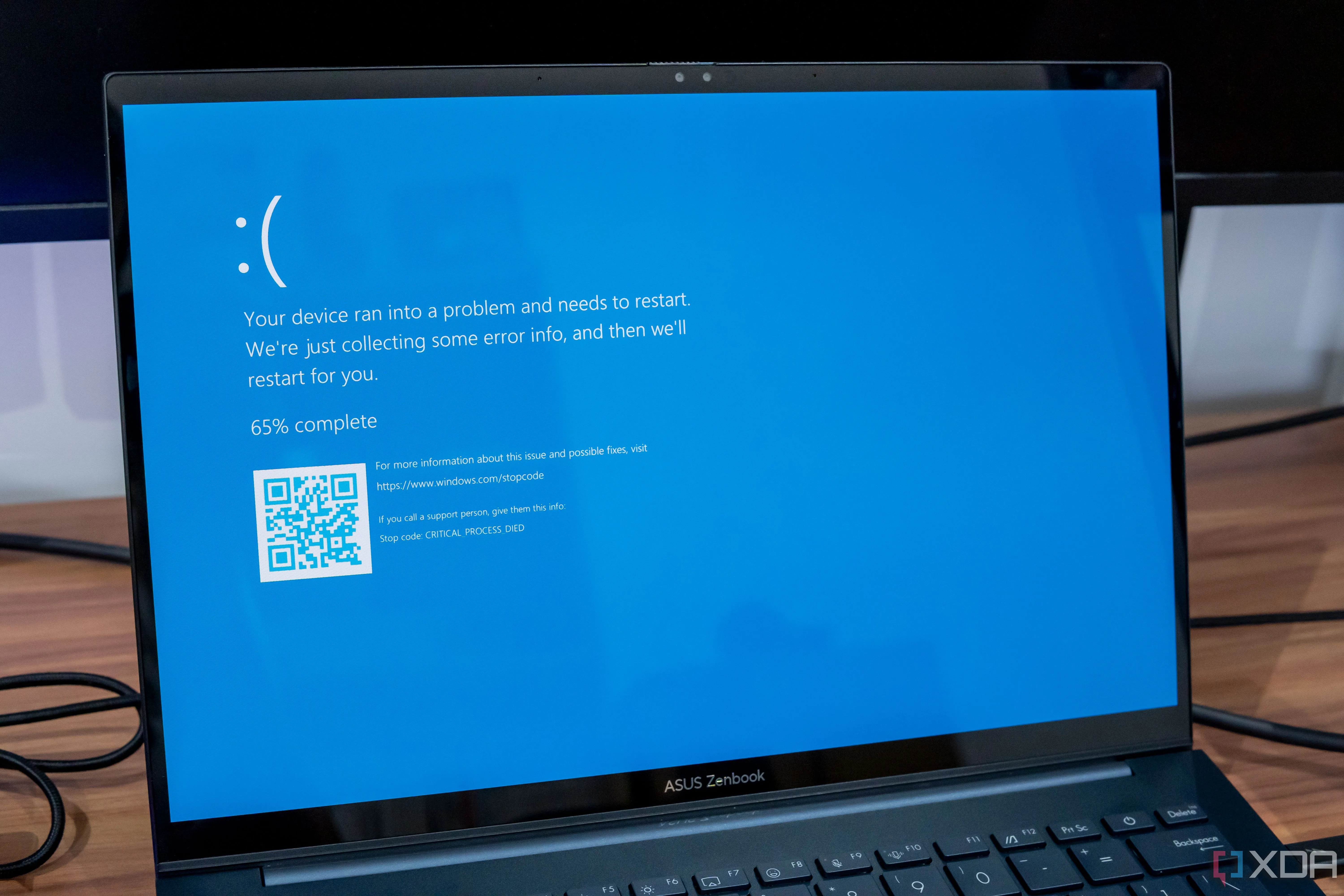 Màn hình xanh chết chóc (BSOD) trên một laptop Windows 11, thể hiện sự cố hệ thống