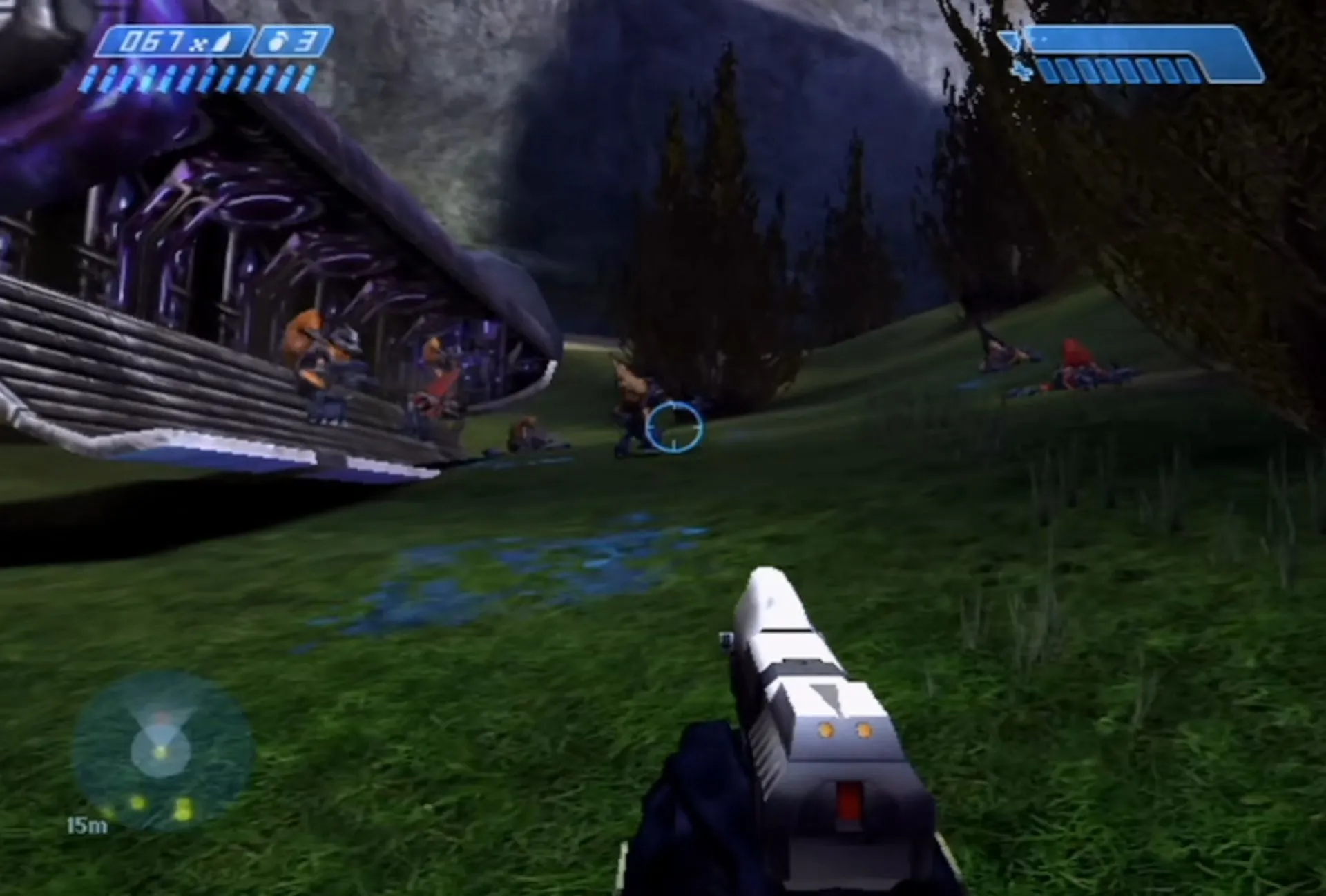 Master Chief đối đầu với kẻ thù Covenant trong Halo: Combat Evolved, thể hiện lối chơi bắn súng góc nhìn thứ nhất