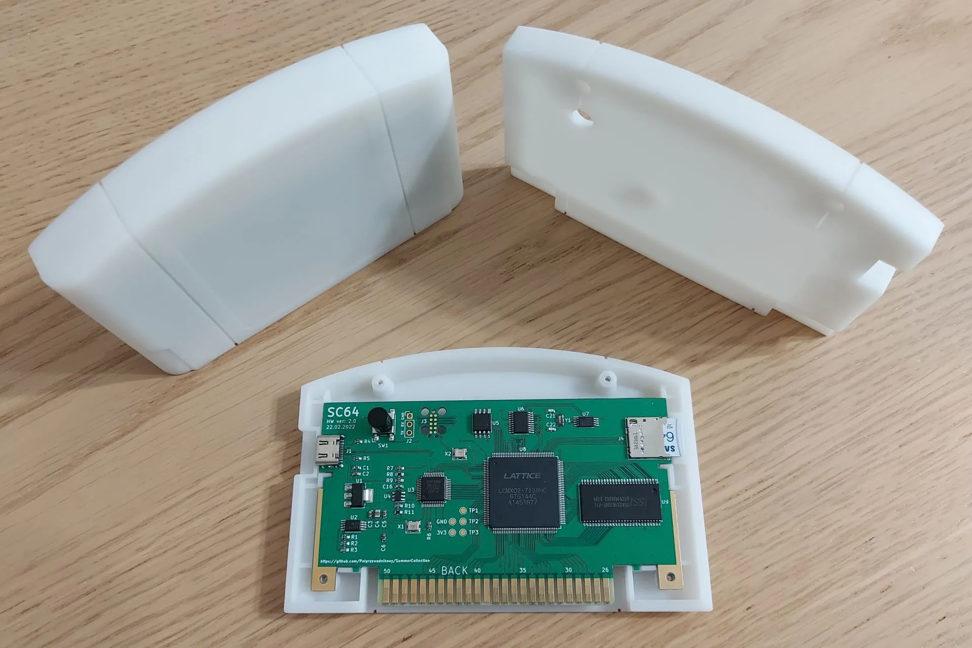 Mặt cắt ngang của SummerCart64, một loại flash cart cho phép chơi game N64 từ thẻ nhớ.