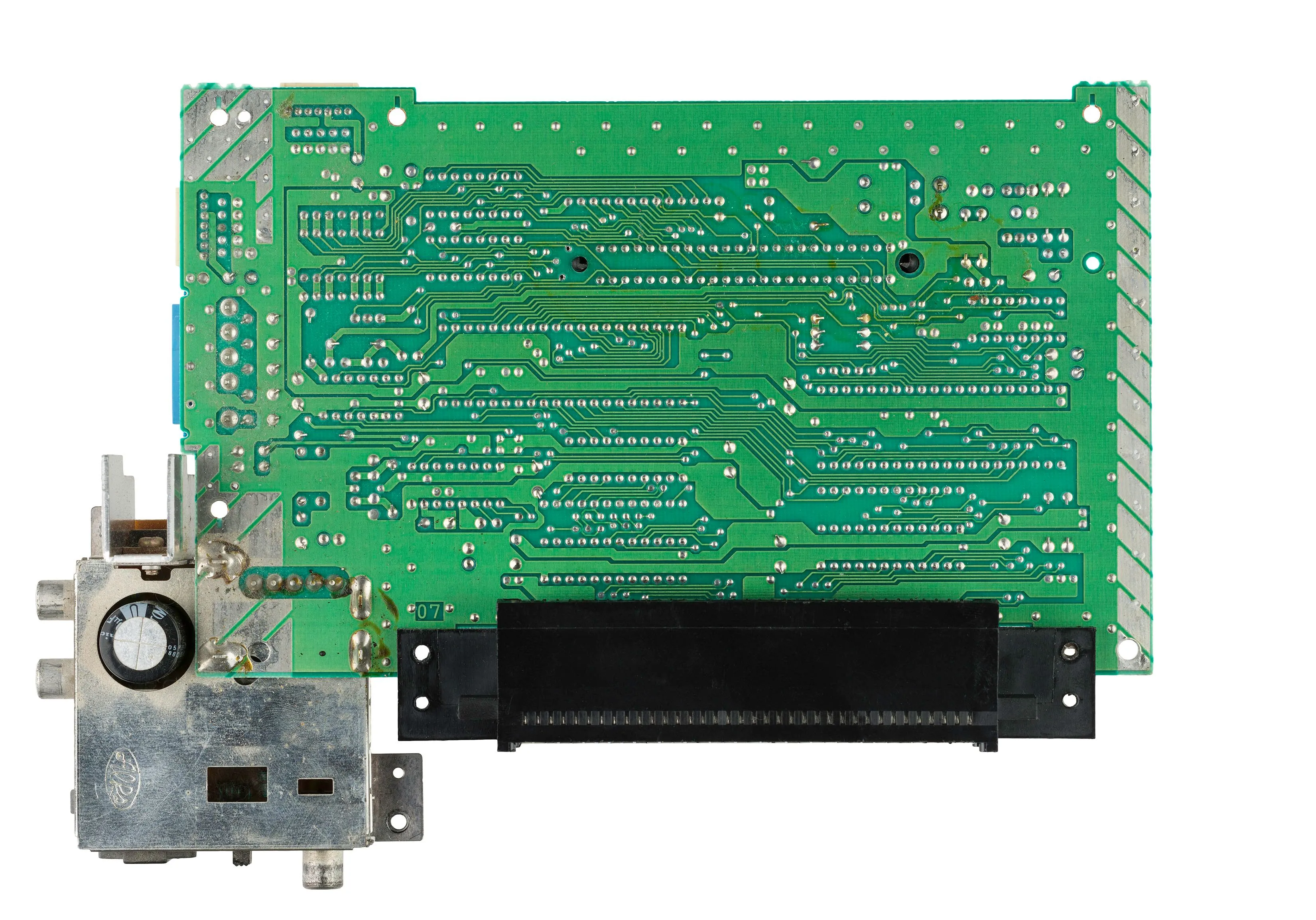 Mặt dưới bo mạch chủ NES, hiển thị các đường mạch và chip điều khiển hệ thống bus