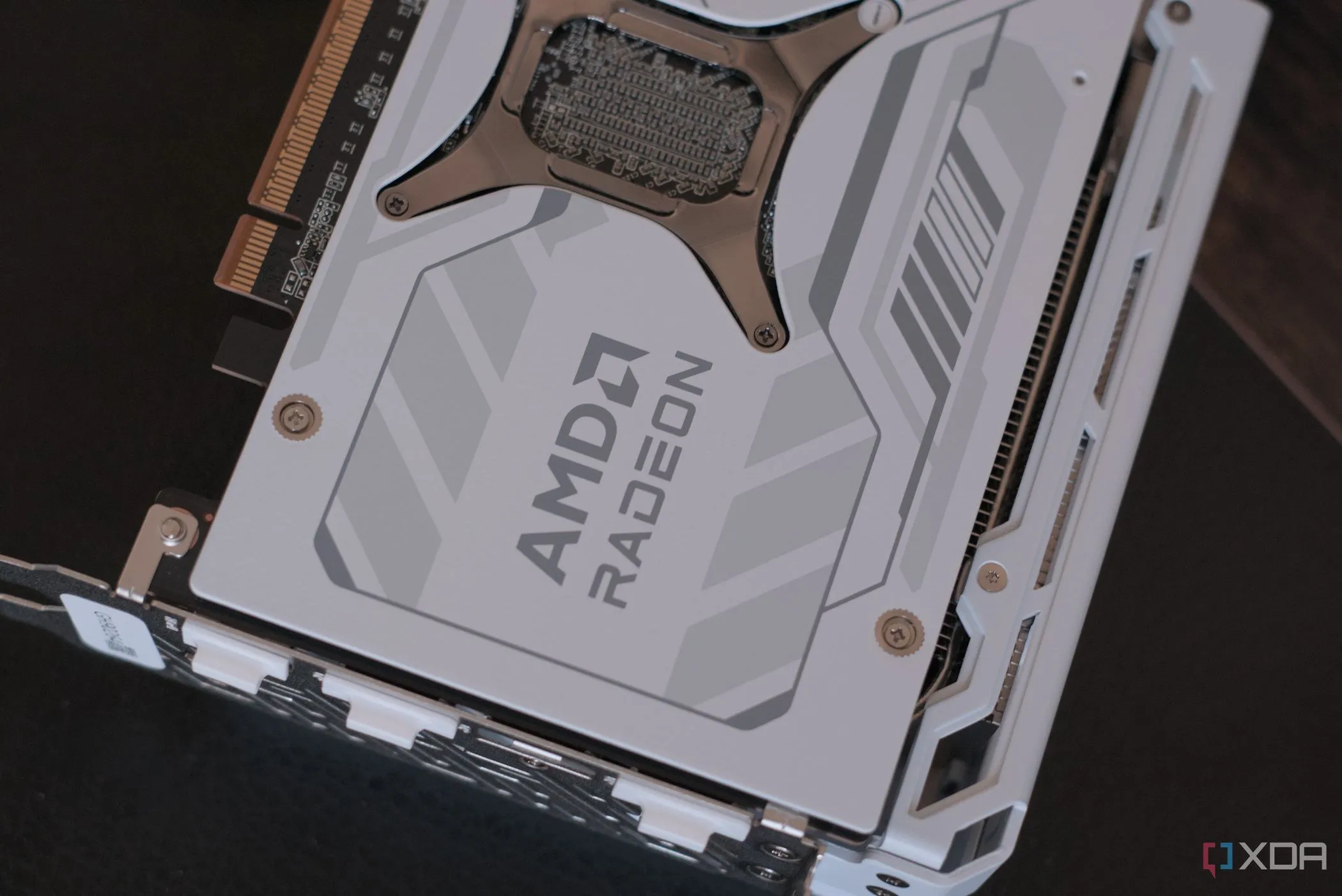 Mặt lưng của card đồ họa ASRock Radeon RX 9070 XT Steel Legend, đại diện cho đối thủ cạnh tranh của Nvidia
