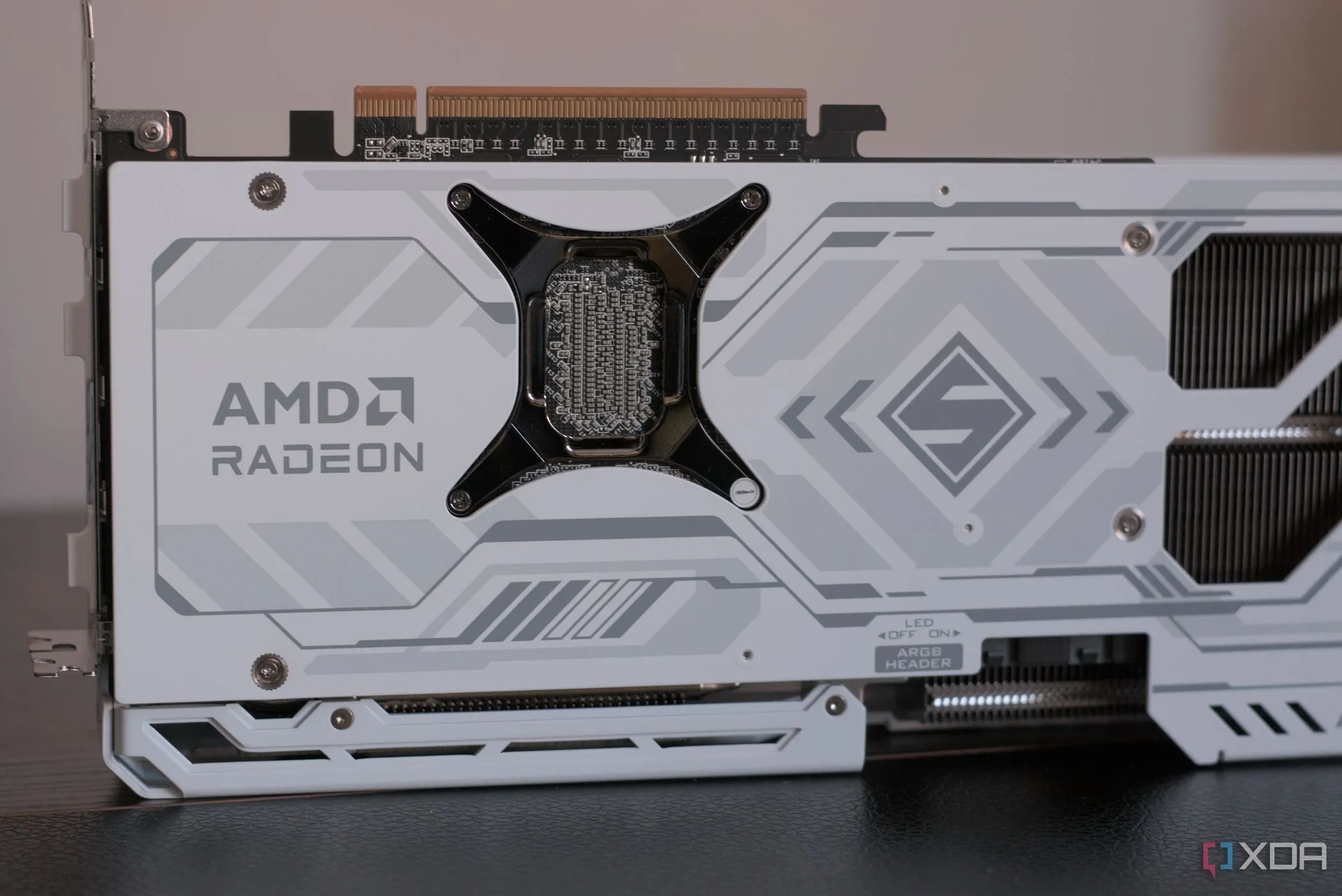 Mặt sau của card đồ họa ASRock Radeon RX 9070 XT Steel Legend, thể hiện thiết kế và cổng kết nối.