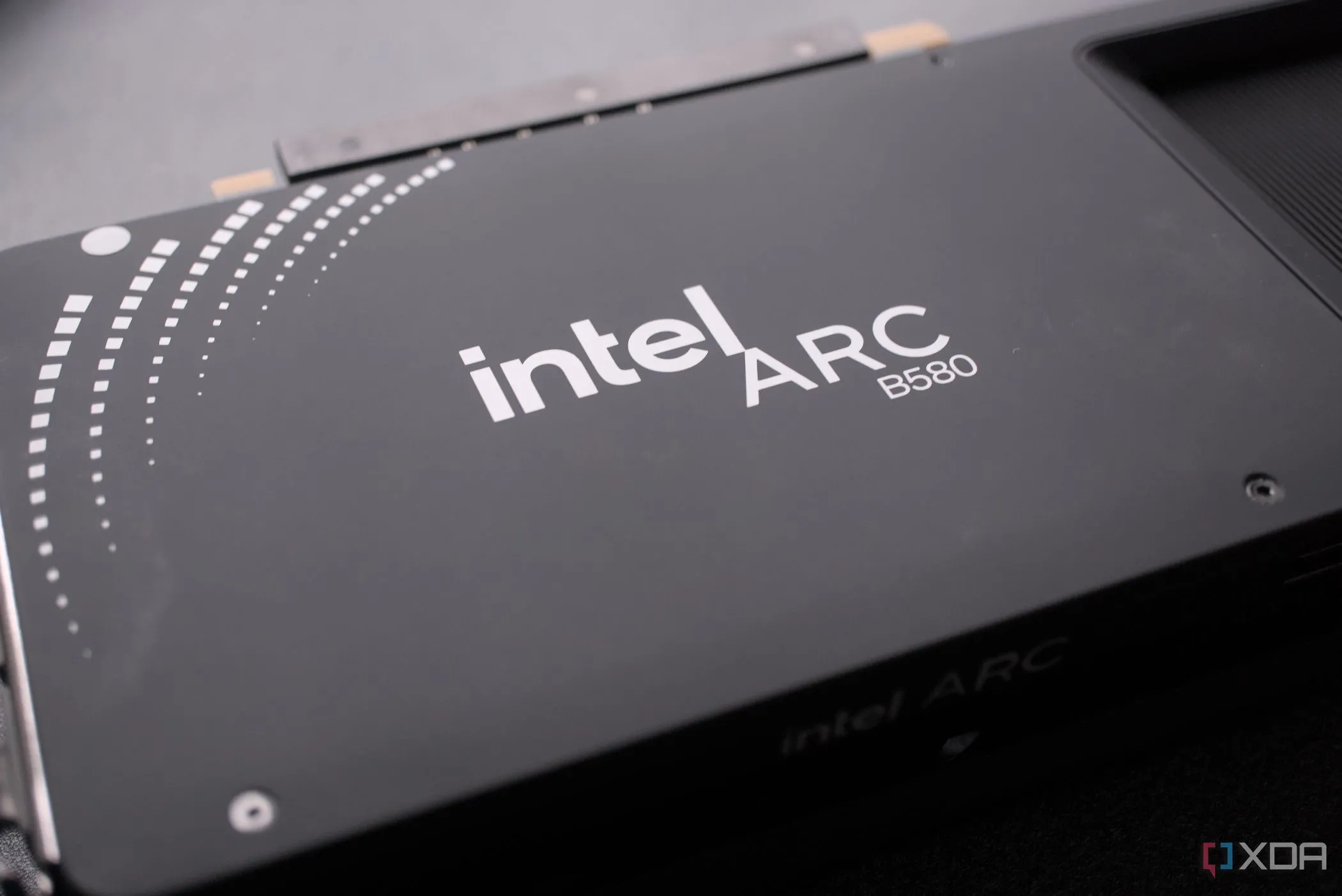Mặt sau của card đồ họa Intel Arc B580, nhấn mạnh thiết kế và tản nhiệt