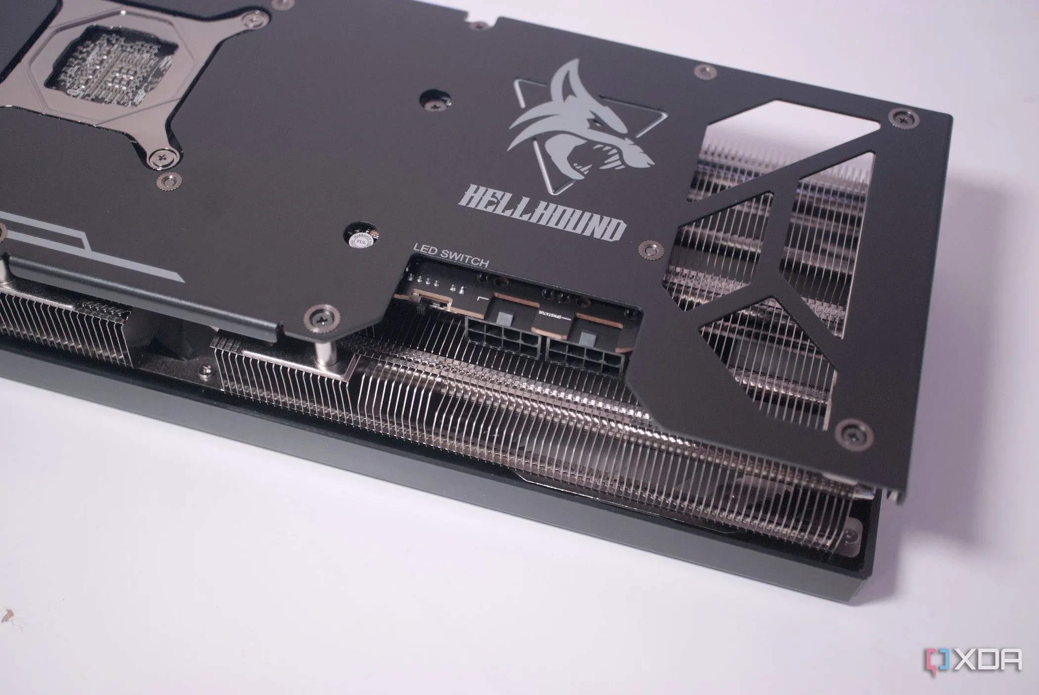 Mặt sau của card đồ họa PowerColor Hellhound Radeon RX 7900 GRE, minh họa thiết kế tản nhiệt cho GPU AMD