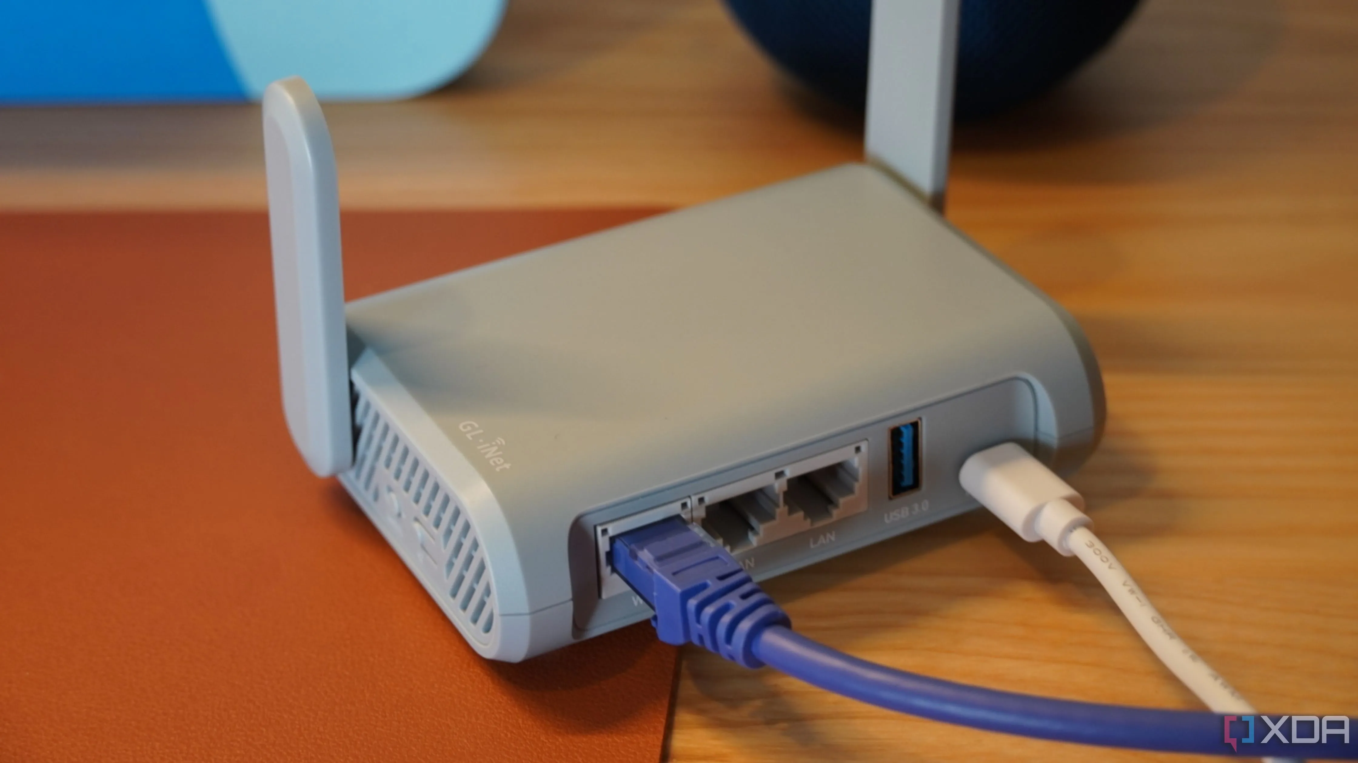Mặt sau của router Gl.iNet Beryl, minh họa thiết bị có thể có các tính năng như UPnP cần tắt