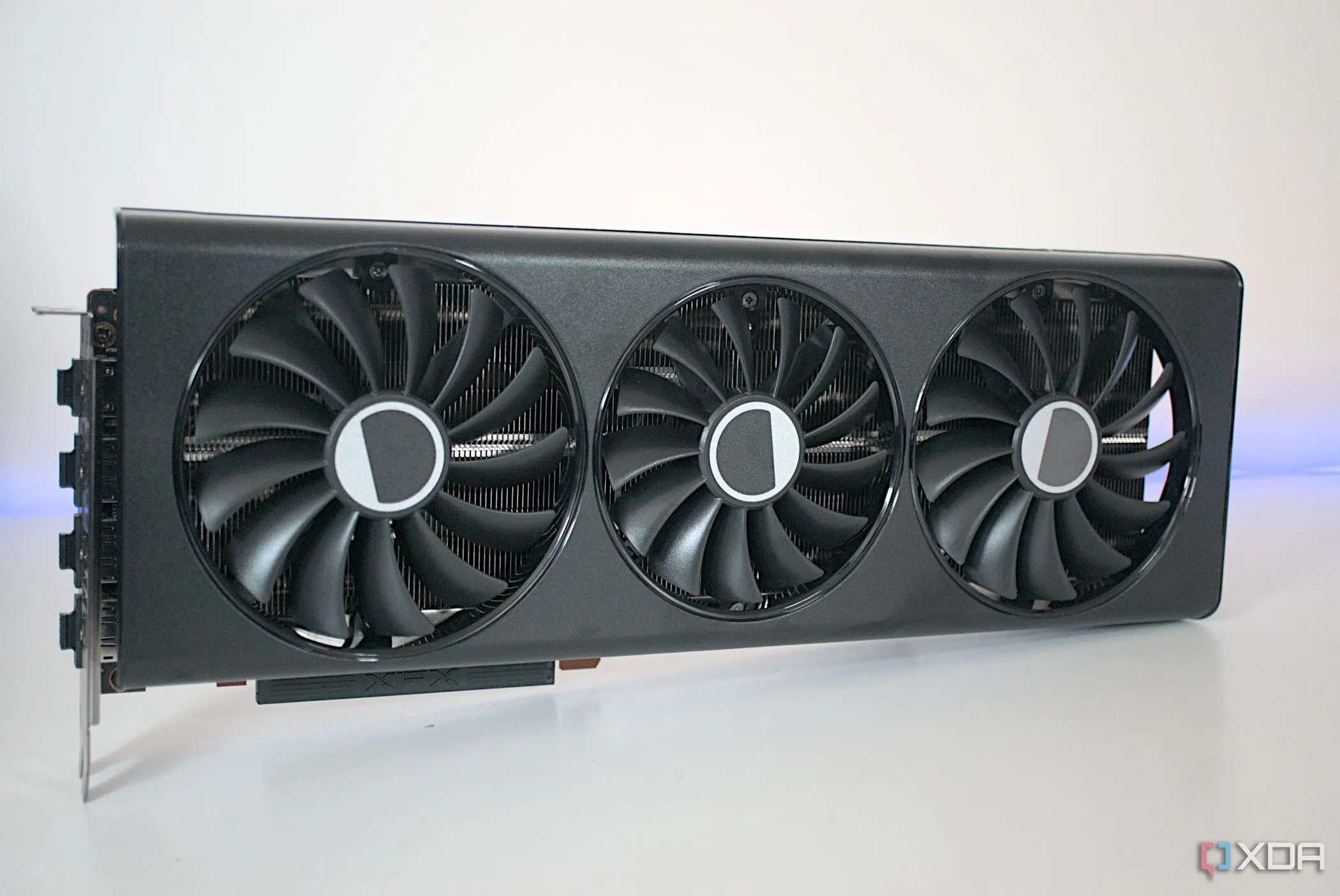 Mặt trước card đồ họa XFX Radeon RX 7700 XT Speedster 319